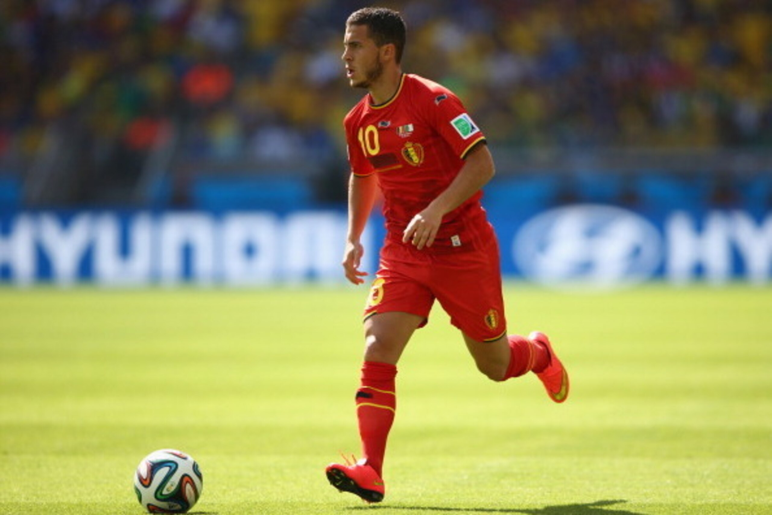 BELO HORIZONTE, BRAZIL - JUNE 17:  Eden Hazard of Belgium controls the ball during the 2014 FIFA World Cup Brazil Group H match between Belgium and Algeria at Estadio Mineirao on June 17, 2014 in Belo Horizonte, Brazil.  (Photo by Paul Gilham/Getty Images