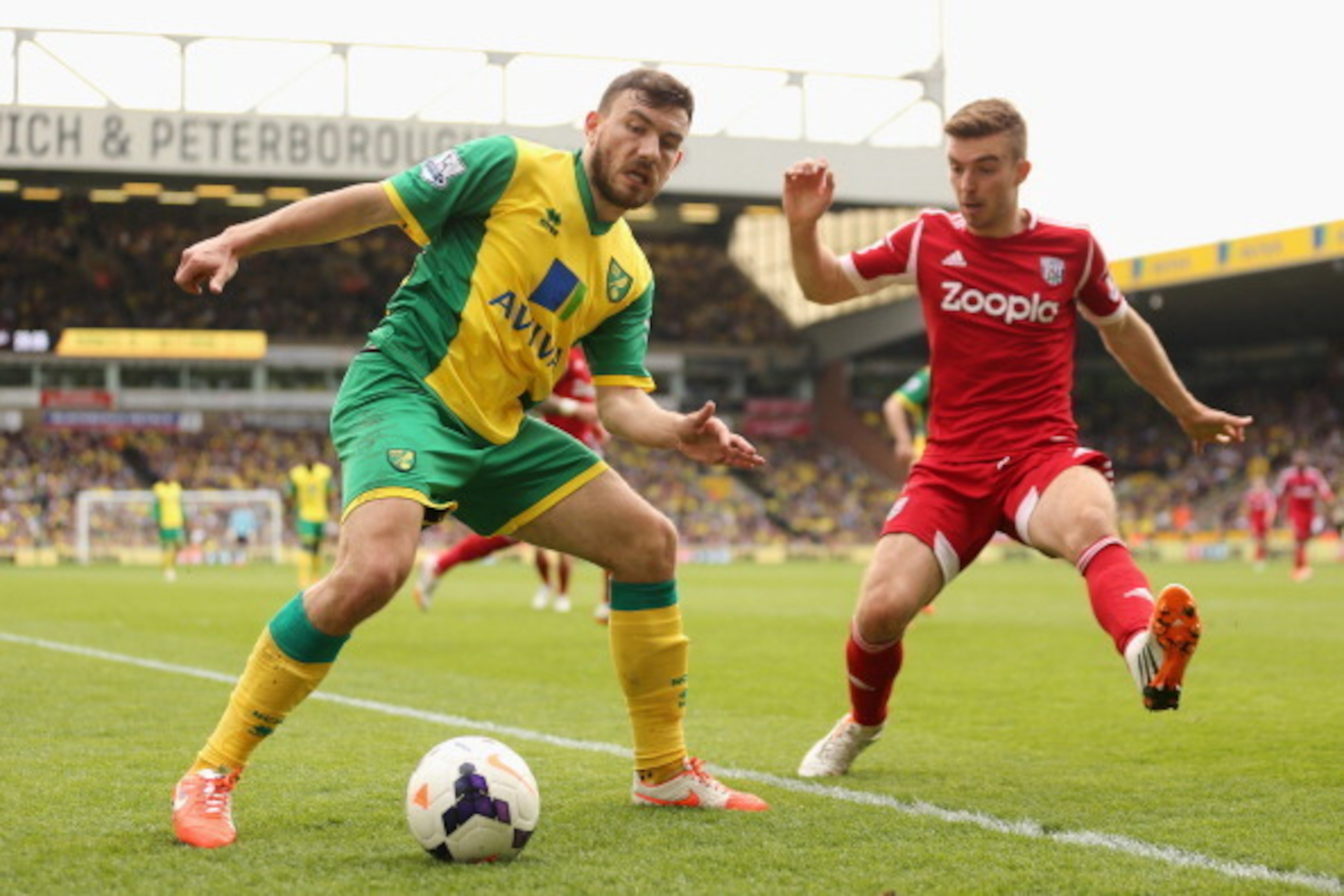 NORWICH, ENGLAND - APRIL 05:  Robert Snodgrass (L) of Norwich City vies with James Morrison (R) of West Brom during the Barclays Premier League match between Norwich City and West Bromwich Albion at Carrow Road on April 5, 2014 in Norwich, England.  (Phot
