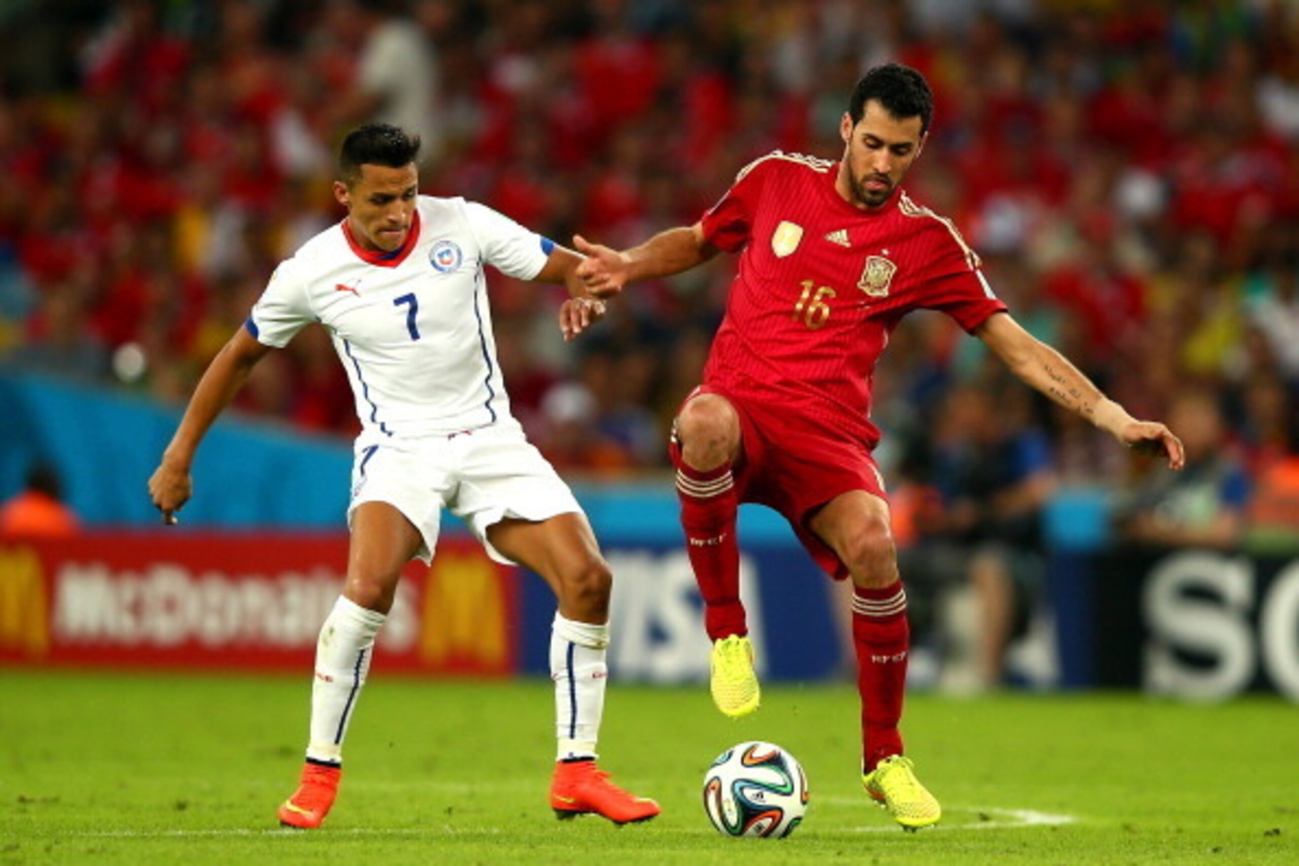 RIO DE JANEIRO, BRAZIL - JUNE 18: Sergio Busquets of Spain controls the ball against Alexis Sanchez of Chile during the 2014 FIFA World Cup Brazil Group B match between Spain and Chile at Maracana on June 18, 2014 in Rio de Janeiro, Brazil.  (Photo by Cli