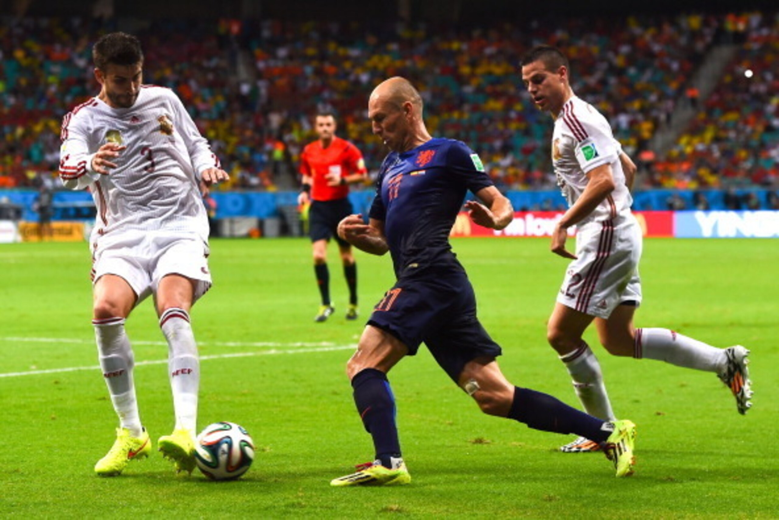 SALVADOR, BRAZIL - JUNE 13:  Wesley Sneijder of Netherlands competes for the ball with Gerard Pique (L) and Cesar Azpilicueta of Spain during the 2014 FIFA World Cup Brazil Group B match between Spain and Netherlands at Arena Fonte Nova on June 13, 2014 i