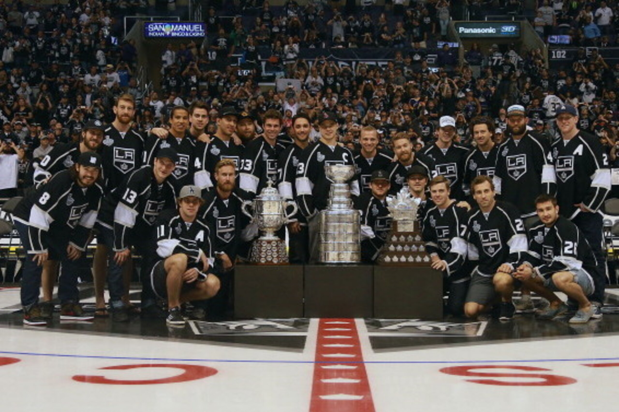 LOS ANGELES, CA- JUNE 16:  Members of the Los Angeles Kings pose for a team photo during the 2014 LA Kings Stanley Cup Championship Parade and Rally on June 16, 2014 in Los Angeles, California.  (Photo by Dave Sandford/Getty Images)