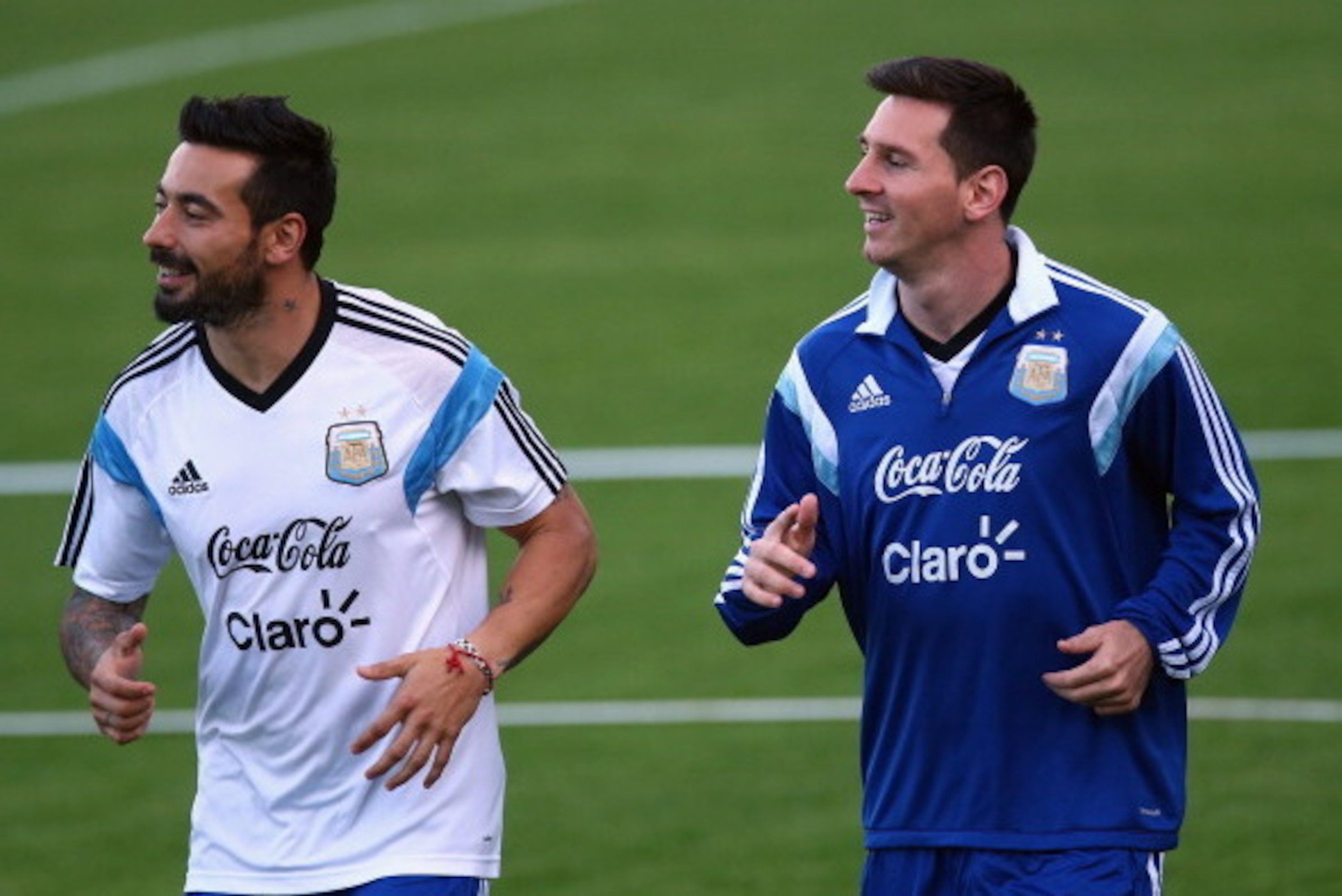 VESPASIANO, BRAZIL - JUNE 26:  (L-R) Ezequiel Lavezzi and Lionel Messi of Argentina run during a training session at Cidade do Galo on June 26, 2014 in Vespasiano, Brazil.  (Photo by Ronald Martinez/Getty Images)