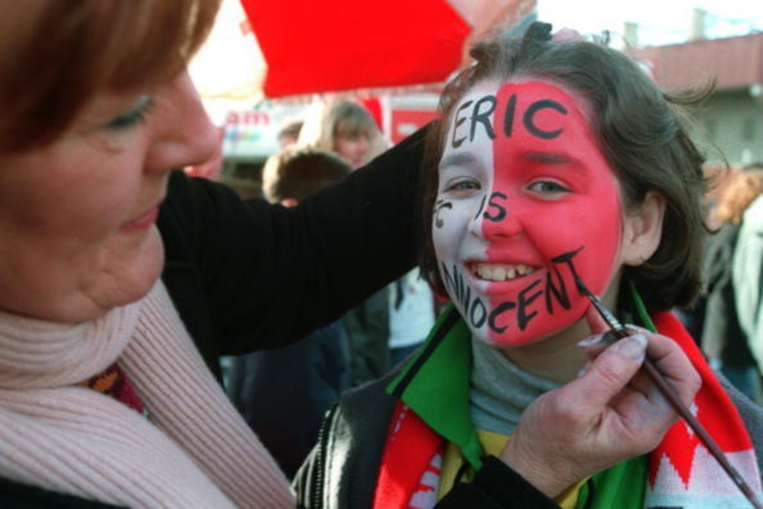 28 JAN 1995: A MANCHESTER UNITED FAN SHOWS HER FEELINGS ABOUT ERIC CANTONA BEFORE TODAYS FA CUP 4TH ROUND MATCH AGAINST WREXHAM AT OLD TRAFFORD, MANCHESTER. Mandatory Credit: Mike Hewitt/ALLSPORT 28 JAN 1995: A MANCHESTER UNITED FAN SHOWS HER FEELINGS ABOUT ERIC CANTONA BEFORE TODAYS FA CUP 4TH ROUND MATCH AGAINST WREXHAM AT OLD TRAFFORD, MANCHESTER. Mandatory Credit: Mike Hewitt/ALLSPORT