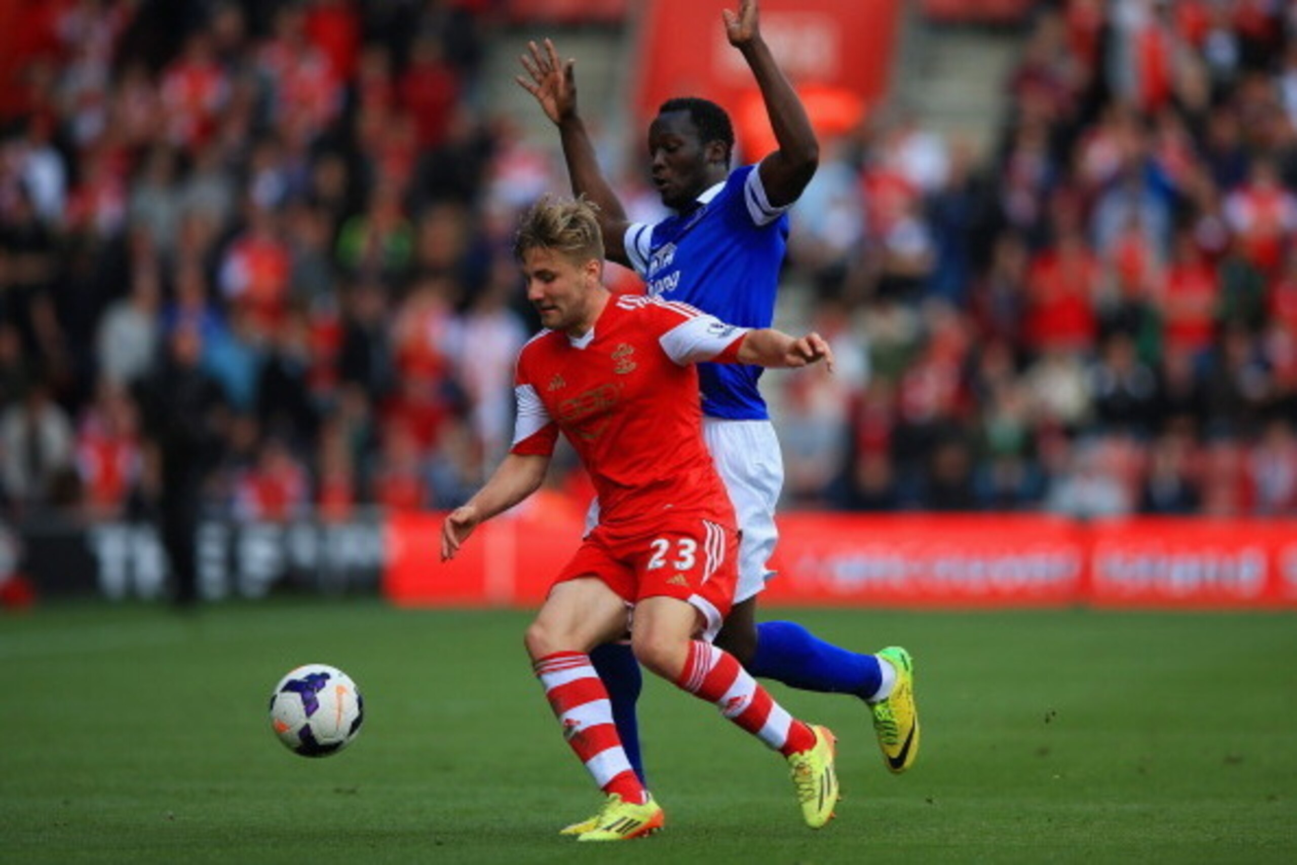SOUTHAMPTON, ENGLAND - APRIL 26:  Luke Shaw of Southampton holds off a challenge from Romelu Lukaku of Everton during the Barclays Premier League match between Southampton and Everton at St Mary's Stadium on April 26, 2014 in Southampton, England.  (Photo