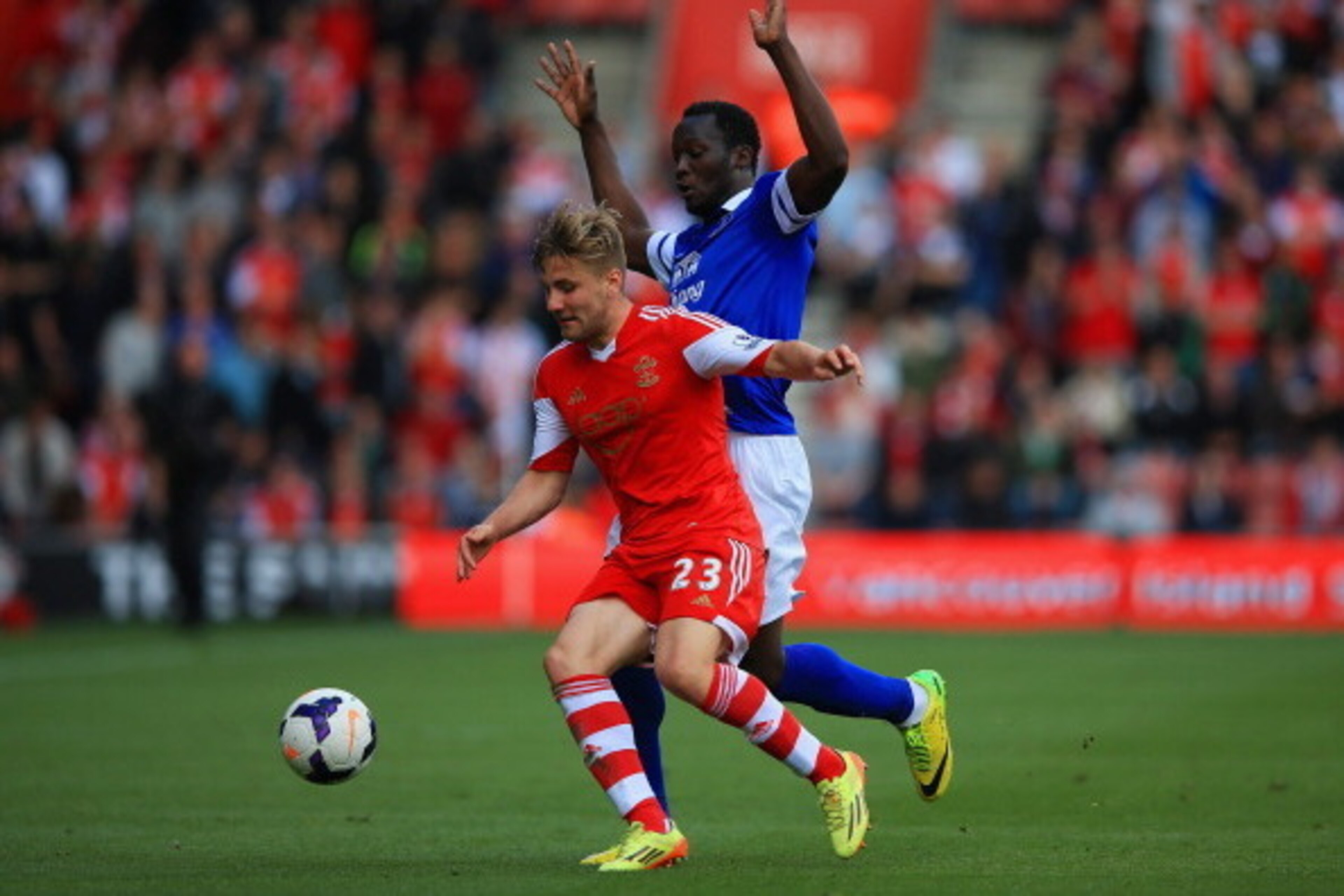 SOUTHAMPTON, ENGLAND - APRIL 26:  Luke Shaw of Southampton holds off a challenge from Romelu Lukaku of Everton during the Barclays Premier League match between Southampton and Everton at St Mary's Stadium on April 26, 2014 in Southampton, England.  (Photo