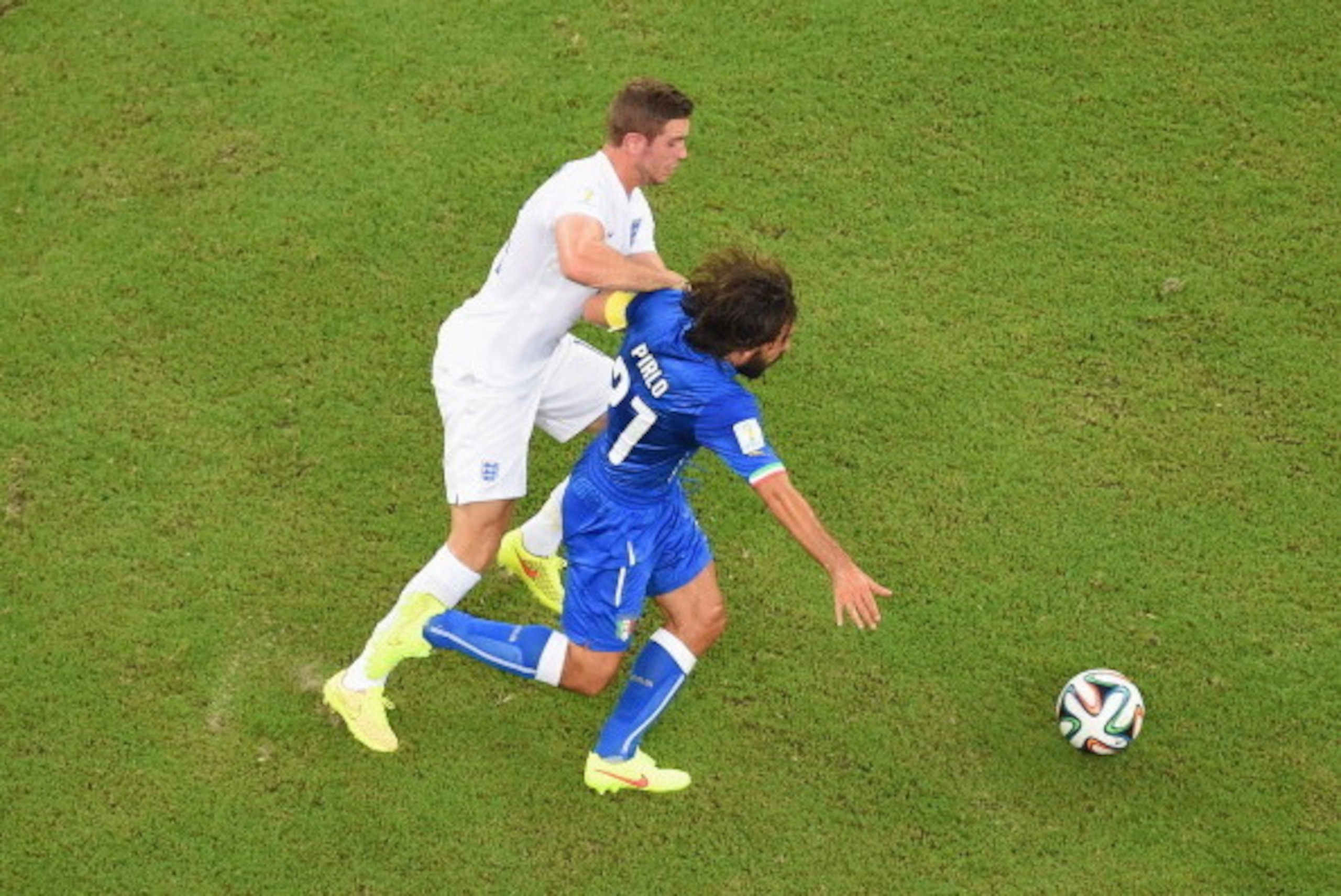 MANAUS, BRAZIL - JUNE 14: Jordan Henderson of England and Andrea Pirlo of Italy battle for the ball during the 2014 FIFA World Cup Brazil Group D match between England and Italy at Arena Amazonia on June 14, 2014 in Manaus, Brazil.  (Photo by Pool/Getty I