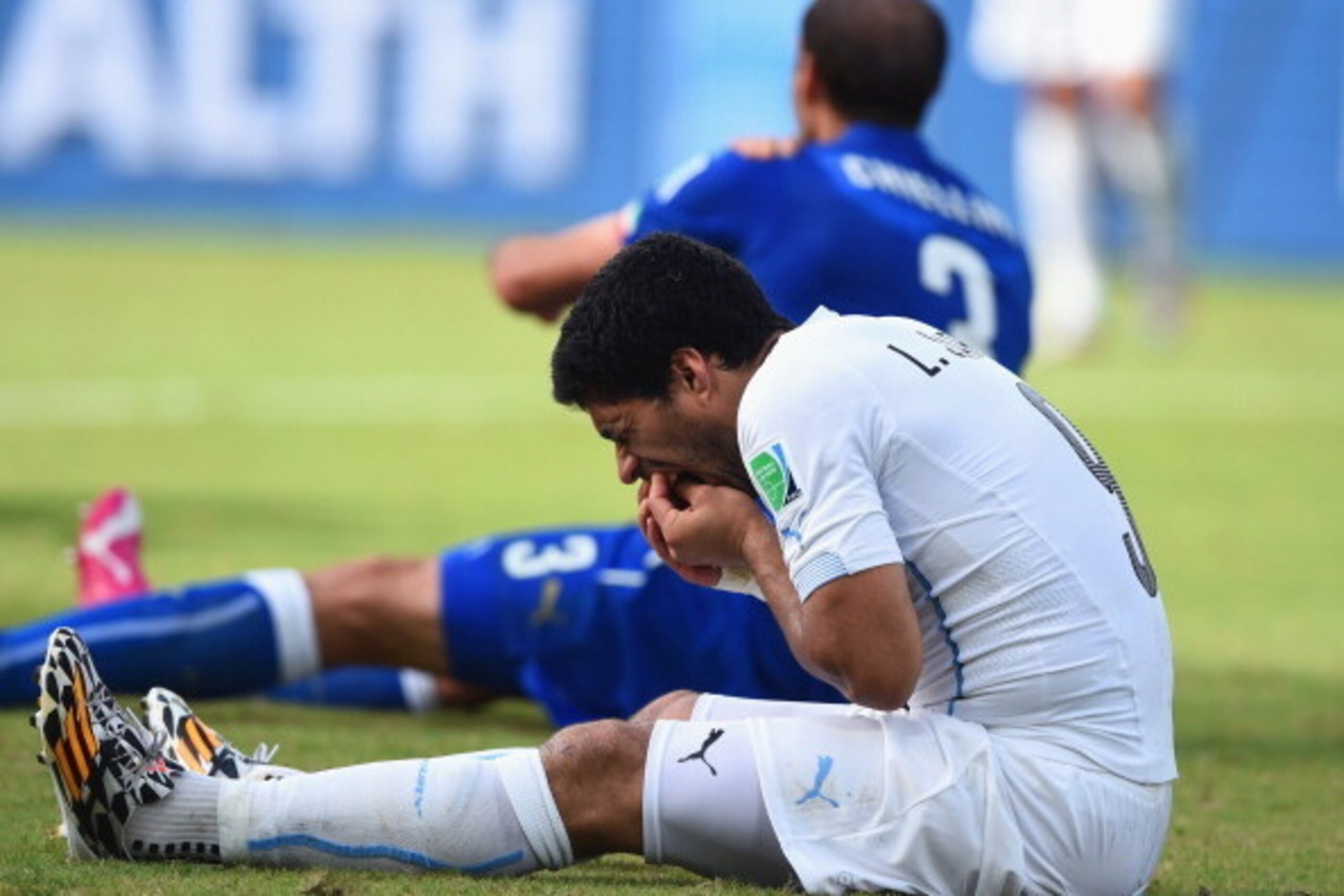 NATAL, BRAZIL - JUNE 24:  Luis Suarez of Uruguay and Giorgio Chiellini of Italy react after a clash during the 2014 FIFA World Cup Brazil Group D match between Italy and Uruguay at Estadio das Dunas on June 24, 2014 in Natal, Brazil.  (Photo by Matthias H