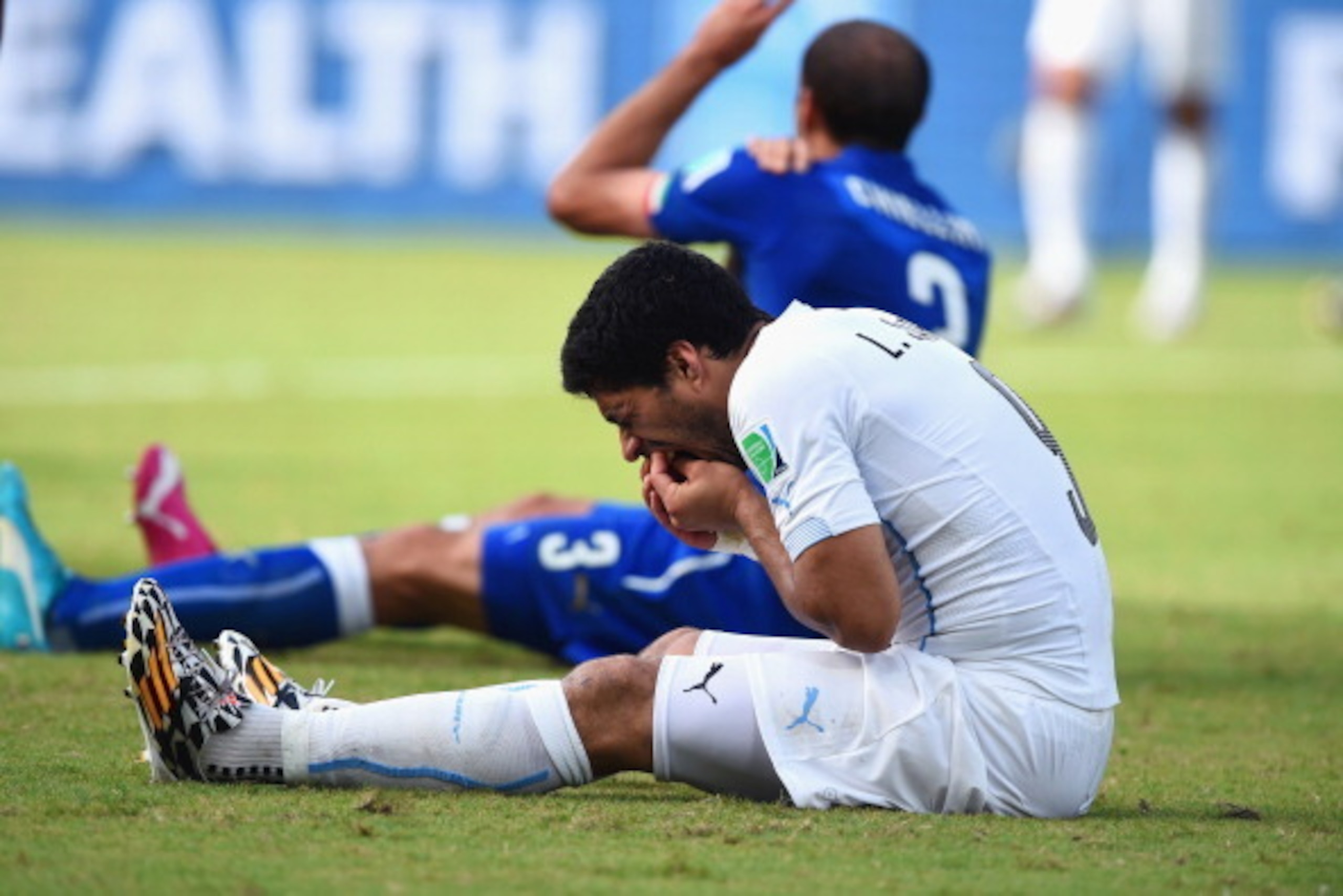 NATAL, BRAZIL - JUNE 24: Luis Suarez of Uruguay and Giorgio Chiellini of Italy react after a clash during the 2014 FIFA World Cup Brazil Group D match between Italy and Uruguay at Estadio das Dunas on June 24, 2014 in Natal, Brazil. (Photo by Matthias H NATAL, BRAZIL - JUNE 24: Luis Suarez of Uruguay and Giorgio Chiellini of Italy react after a clash during the 2014 FIFA World Cup Brazil Group D match between Italy and Uruguay at Estadio das Dunas on June 24, 2014 in Natal, Brazil. (Photo by Matthias H