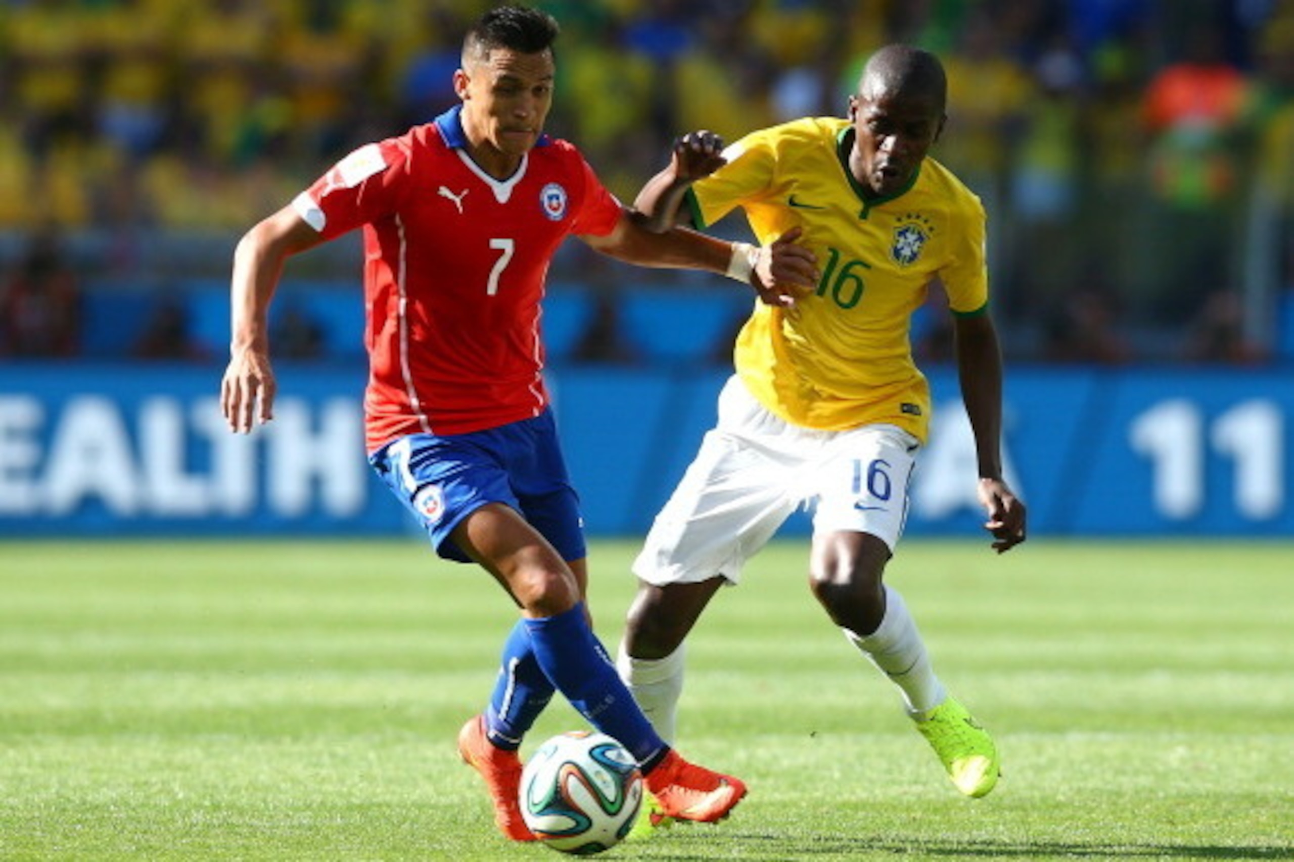 BELO HORIZONTE, BRAZIL - JUNE 28:  Alexis Sanchez of Chile and Ramires of Brazil compete for the ball during the 2014 FIFA World Cup Brazil round of 16 match between Brazil and Chile at Estadio Mineirao on June 28, 2014 in Belo Horizonte, Brazil.  (Photo 