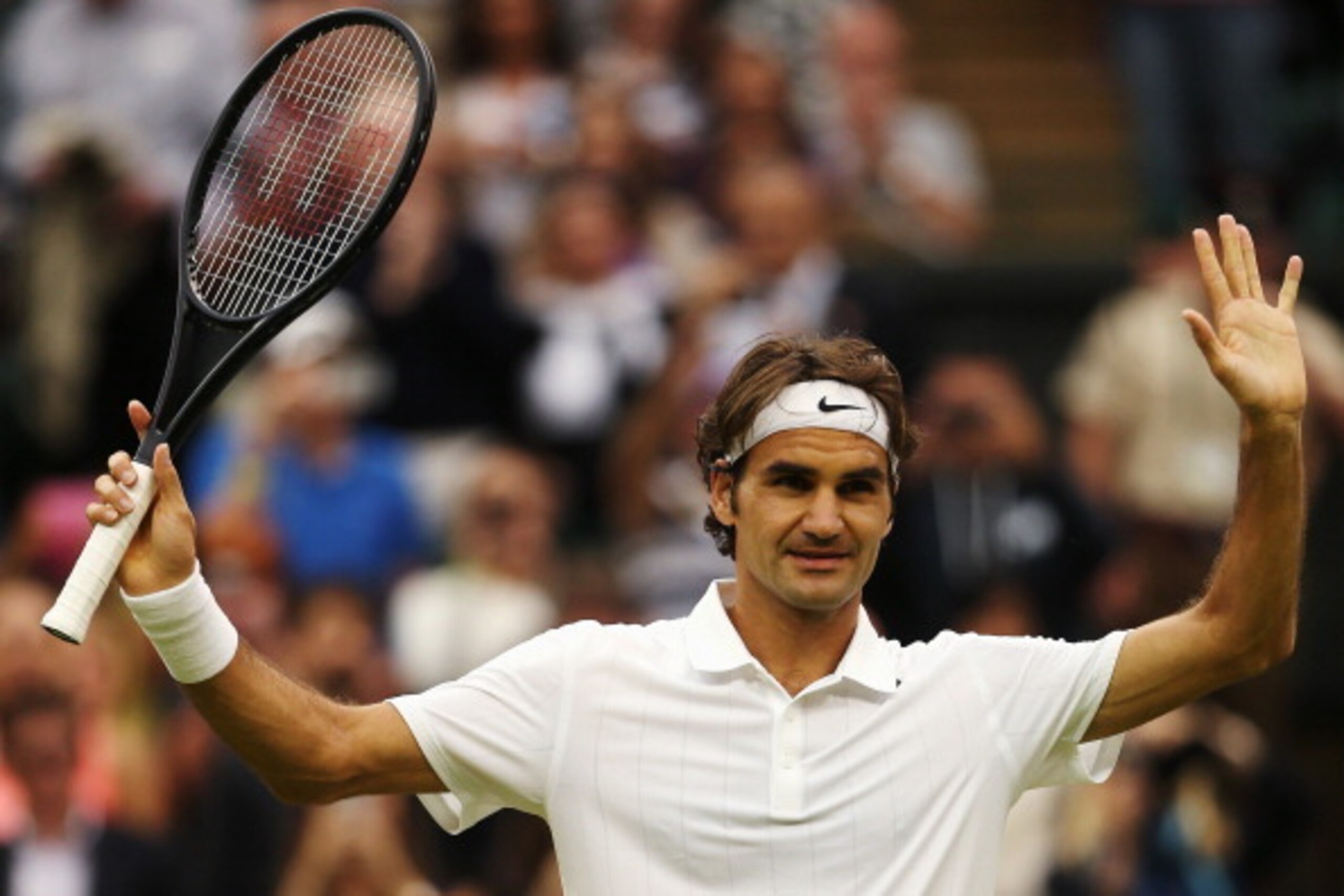 LONDON, ENGLAND - JUNE 28:  Roger Federer of Switzerland celebrates after winning his Gentlemen's Singles third round match against Santiago Giraldo of Colombia on day six of the Wimbledon Lawn Tennis Championships at the All England Lawn Tennis and Croqu