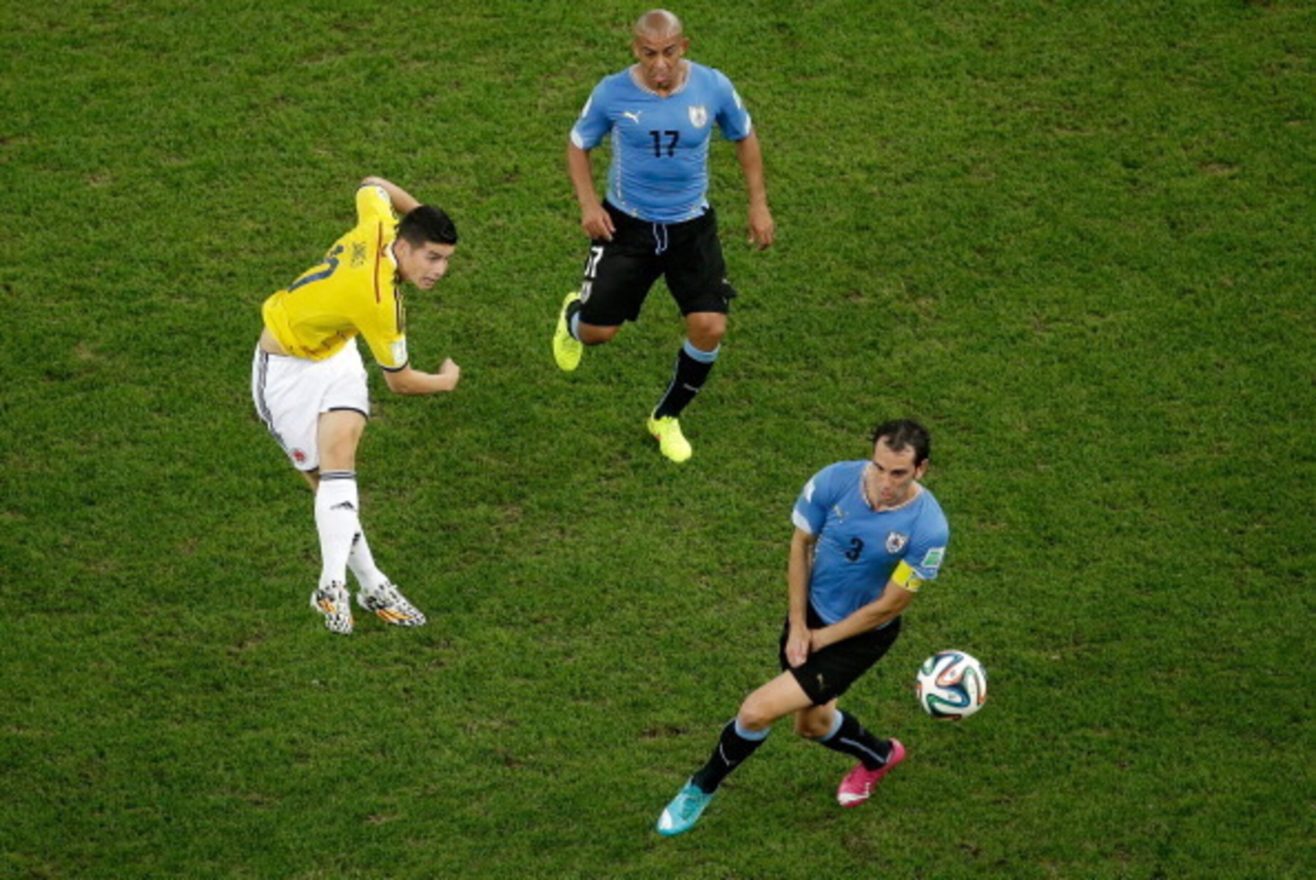 RIO DE JANEIRO, BRAZIL - JUNE 28:  James Rodriguez of Colombia shoots and scores his team's first goal during the 2014 FIFA World Cup Brazil round of 16 match between Colombia and Uruguay at Maracana on June 28, 2014 in Rio de Janeiro, Brazil.  (Photo by 