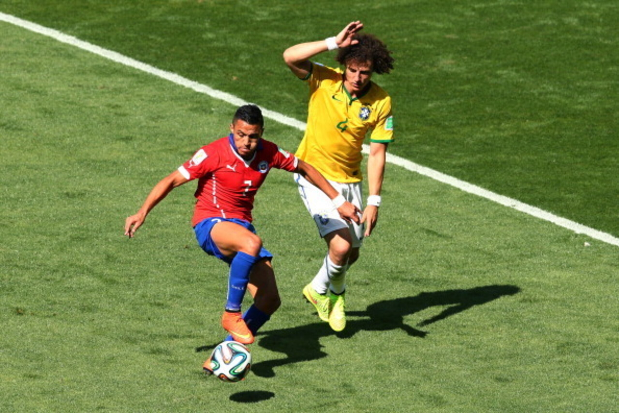 BELO HORIZONTE, BRAZIL - JUNE 28:  Alexis Sanchez of Chile controls the ball as David Luiz of Brazil gives chase during the 2014 FIFA World Cup Brazil round of 16 match between Brazil and Chile at Estadio Mineirao on June 28, 2014 in Belo Horizonte, Brazi