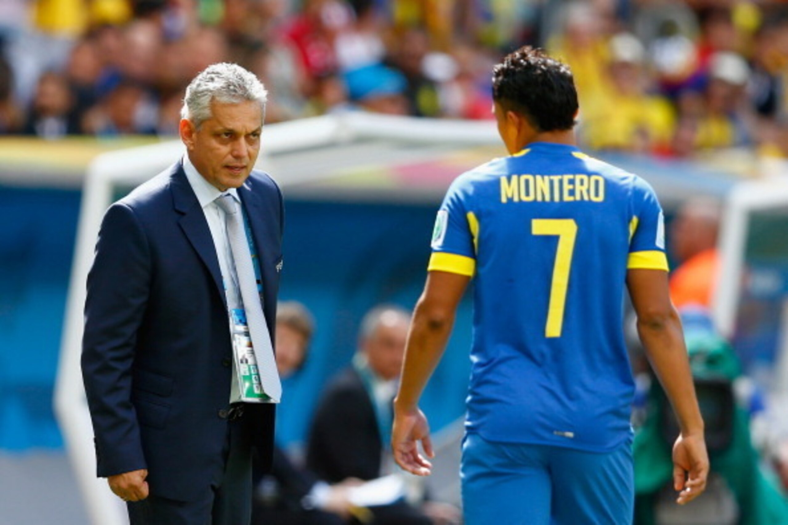 BRASILIA, BRAZIL - JUNE 15:  Head coach Reinaldo Rueda of Ecuador speaks to Jefferson Montero during the 2014 FIFA World Cup Brazil Group E match between Switzerland and Ecuador at Estadio Nacional on June 15, 2014 in Brasilia, Brazil.  (Photo by Matthew 