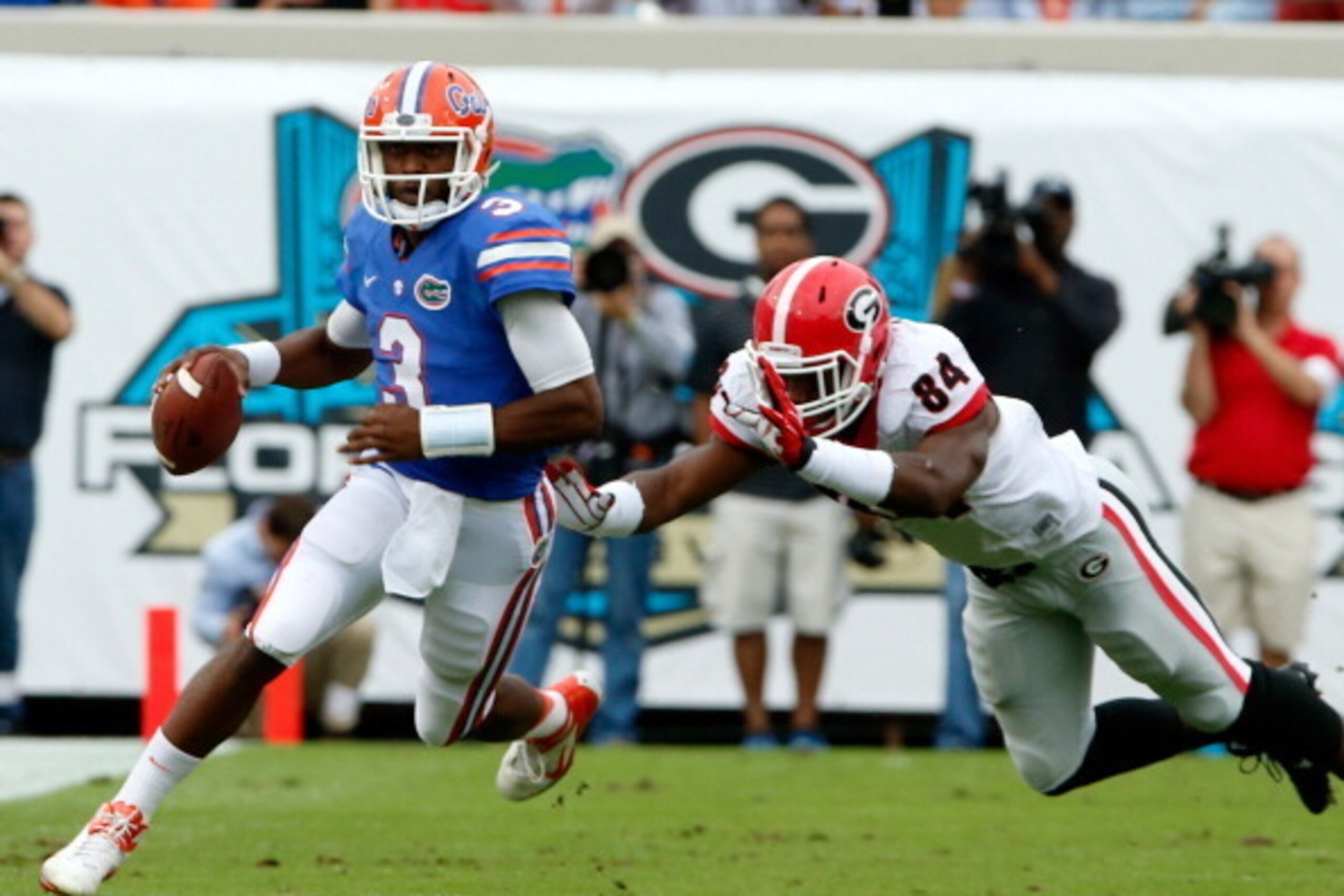 JACKSONVILLE, FL - NOVEMBER 02:  Tyler Murphy #3 of the Florida Gators scrambles past Leonard Floyd #84 of the Georgia Bulldogs during the game at EverBank Field on November 2, 2013 in Jacksonville, Florida.  (Photo by Sam Greenwood/Getty Images)