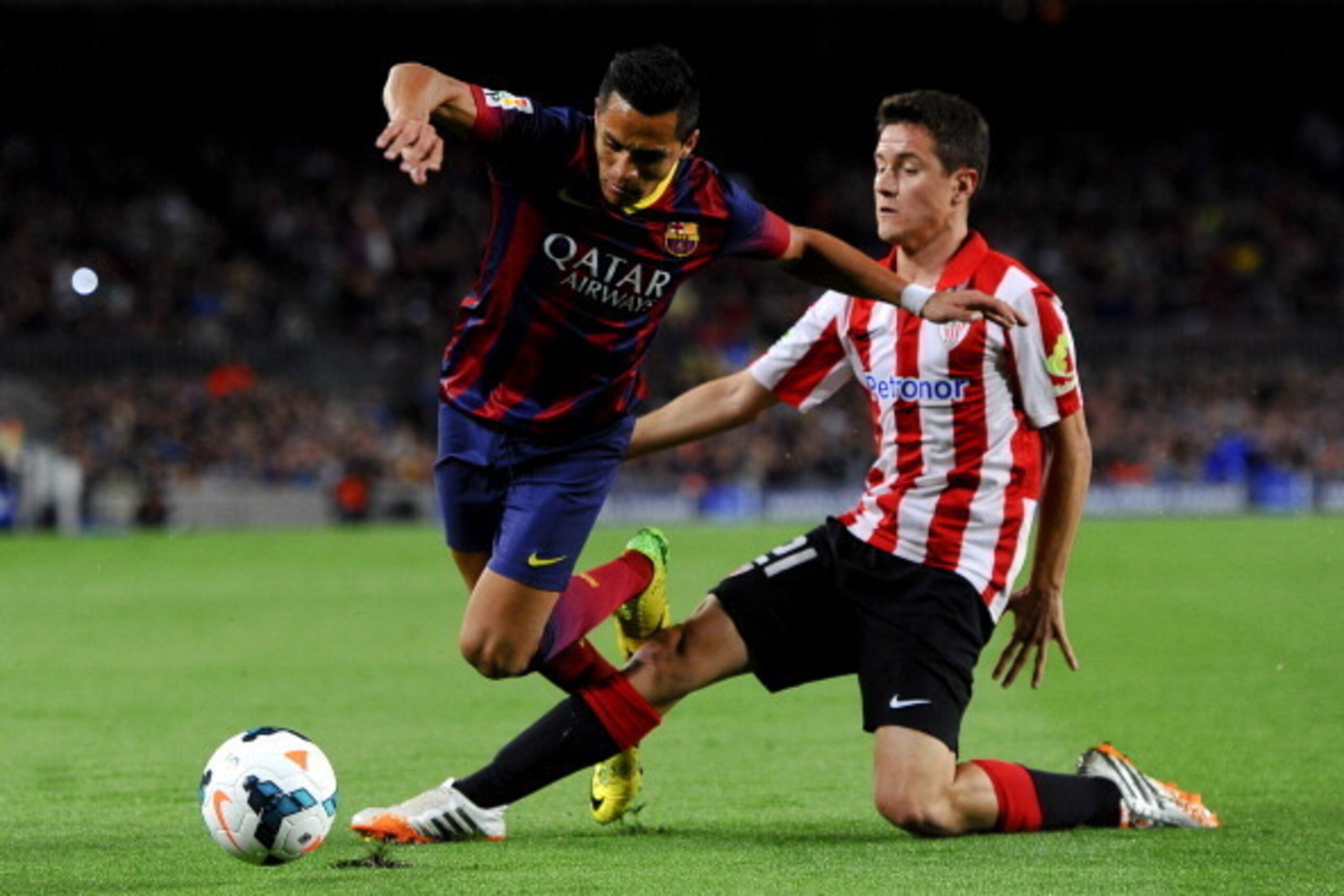BARCELONA, SPAIN - APRIL 20:  Alexis Sanchez of FC Barcelona duels for the ball with Ander Herrera of Athletic Club during the La Liga match between FC Barcelona and Athletic Club at Camp Nou on April 20, 2014 in Barcelona, Spain.  (Photo by David Ramos/G