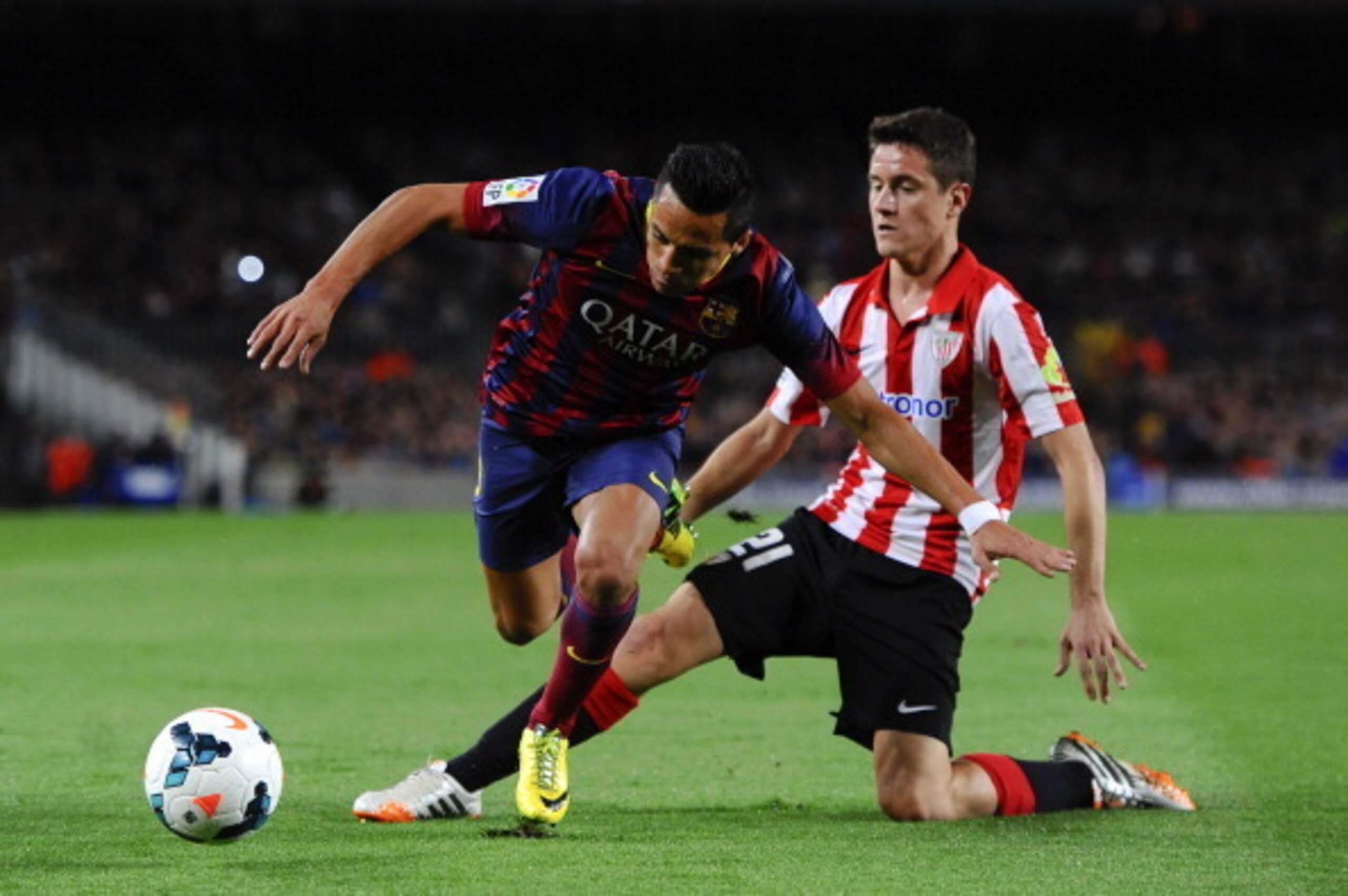 BARCELONA, SPAIN - APRIL 20:  Alexis Sanchez of FC Barcelona duels for the ball with Ander Herrera of Athletic Club during the La Liga match between FC Barcelona and Athletic Club at Camp Nou on April 20, 2014 in Barcelona, Spain.  (Photo by David Ramos/G