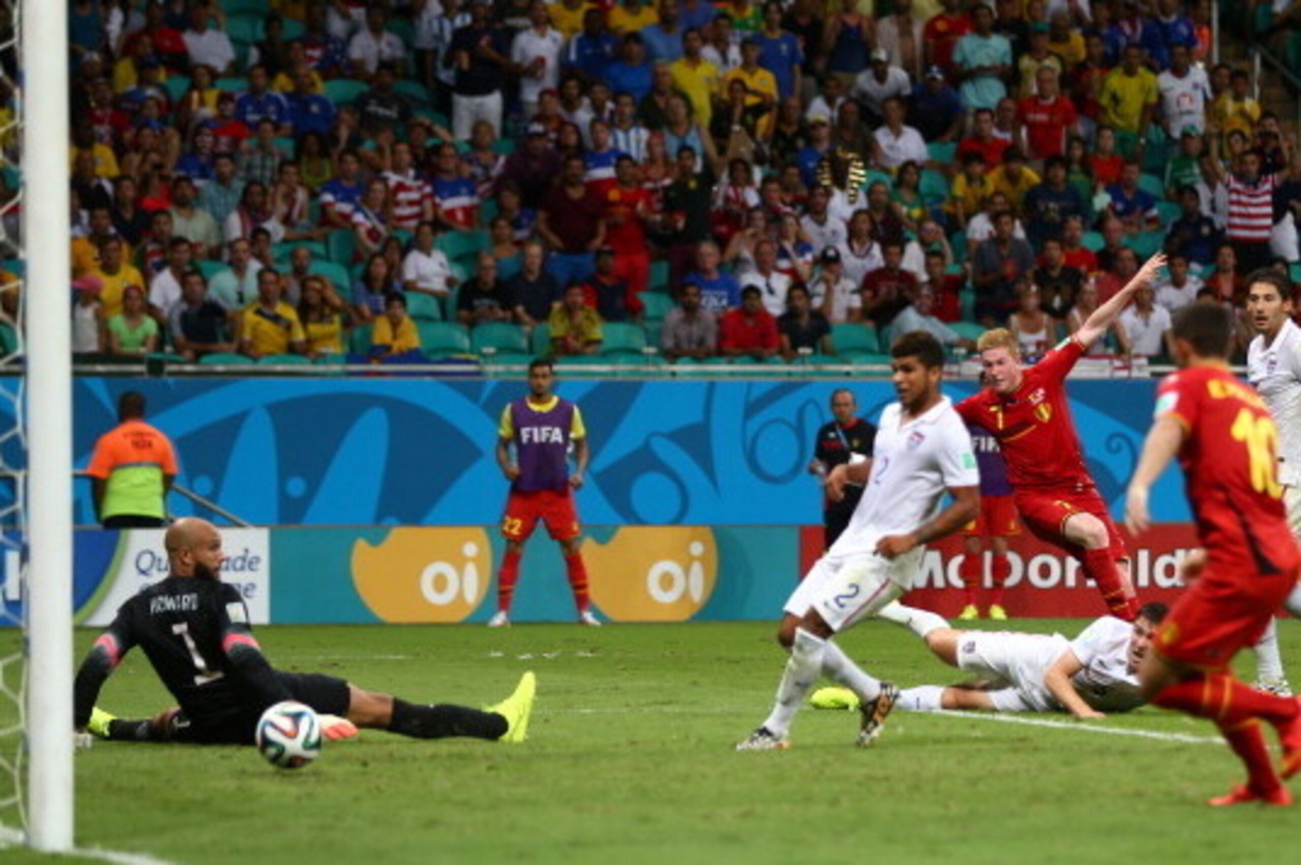SALVADOR, BRAZIL - JULY 01:  Kevin De Bruyne of Belgium shoots and scores his team's first goal past Tim Howard of the United States in extra time during the 2014 FIFA World Cup Brazil Round of 16 match between Belgium and the United States at Arena Fonte