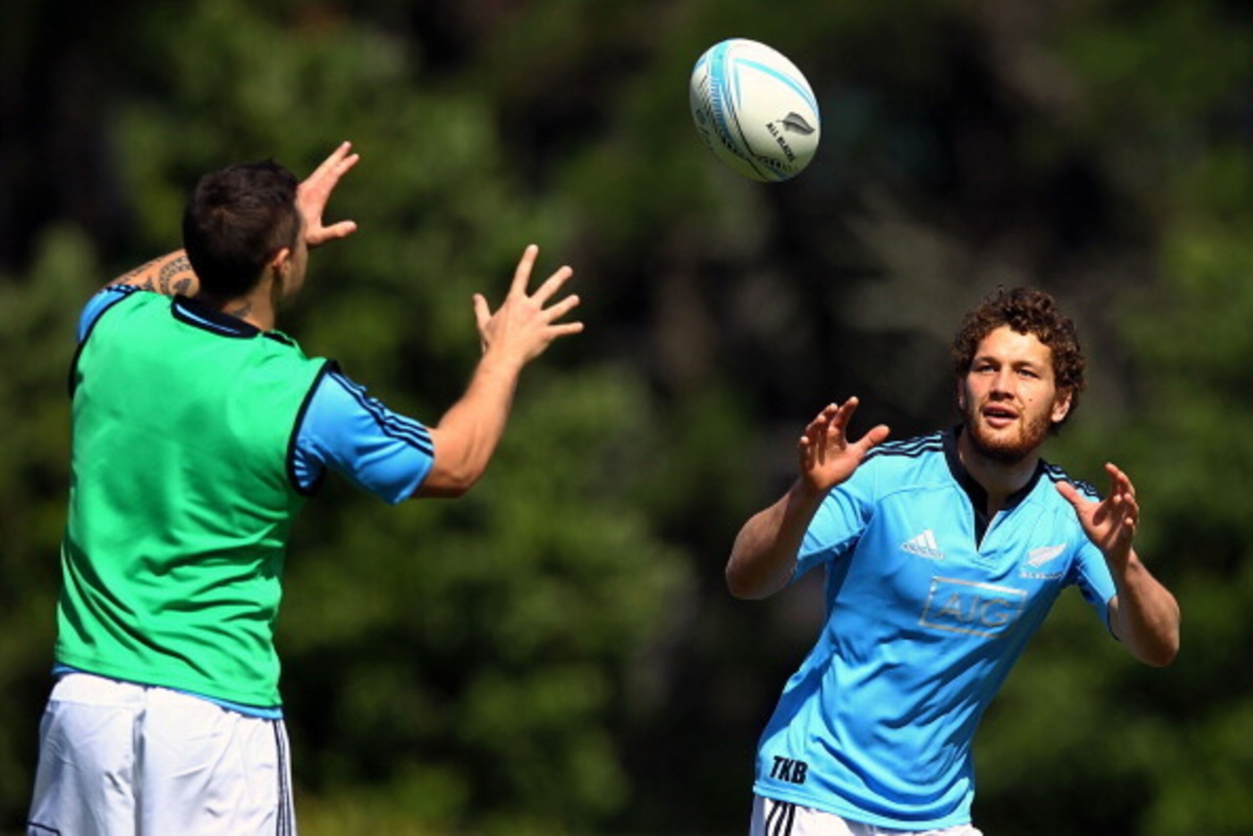 AUCKLAND, NEW ZEALAND - OCTOBER 26: Tawera Kerr-Barlow of the All Blacks gets a pass from teammate T.J. Perenara during a New Zealand All Blacks training session at Waitakere Stadium on October 26, 2013 in Auckland, New Zealand.  (Photo by Anthony Au-Yeun