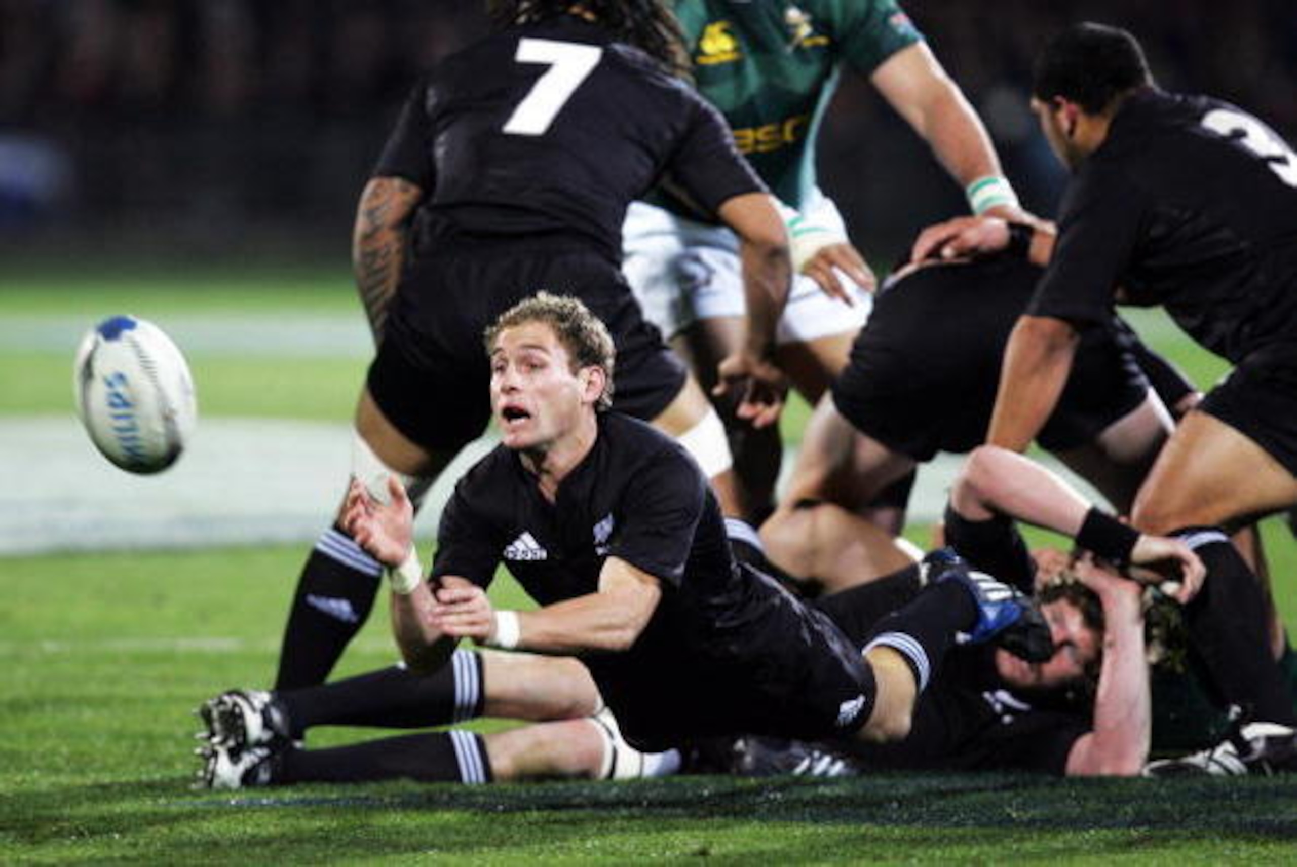 DUNEDIN, NEW ZEALAND - JULY 12: Andy Ellis of the All Blacks passes the ball during the 2008 Tri Nations series match between the New Zealand All Blacks and the South African Springboks at Carisbrook on July 12, 2008 in Dunedin, New Zealand.  (Photo by Sa