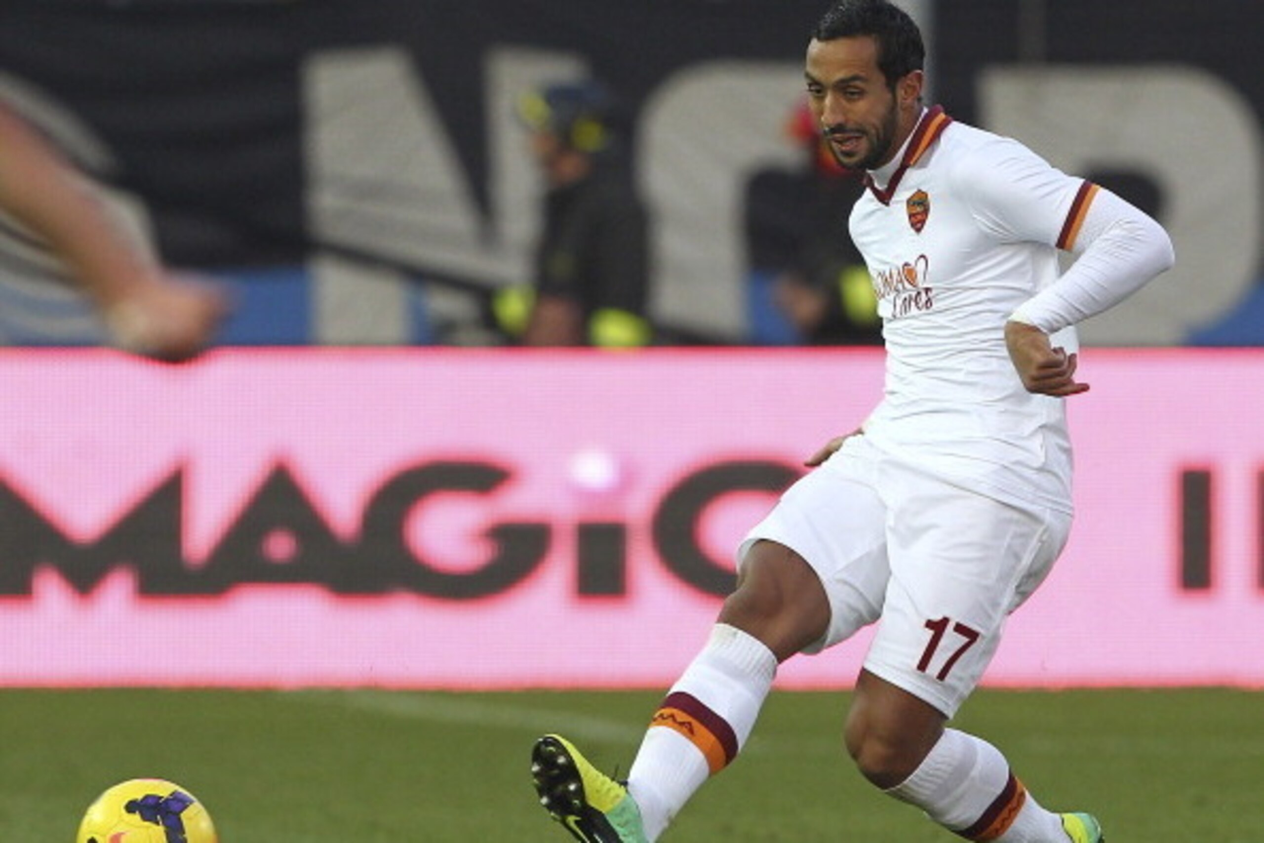 BERGAMO, ITALY - DECEMBER 01:  Mehdi Benatia of AS Roma in action during the Serie A match between Atalanta BC and AS Roma at Stadio Atleti Azzurri d'Italia on December 1, 2013 in Bergamo, Italy.  (Photo by Marco Luzzani/Getty Images)