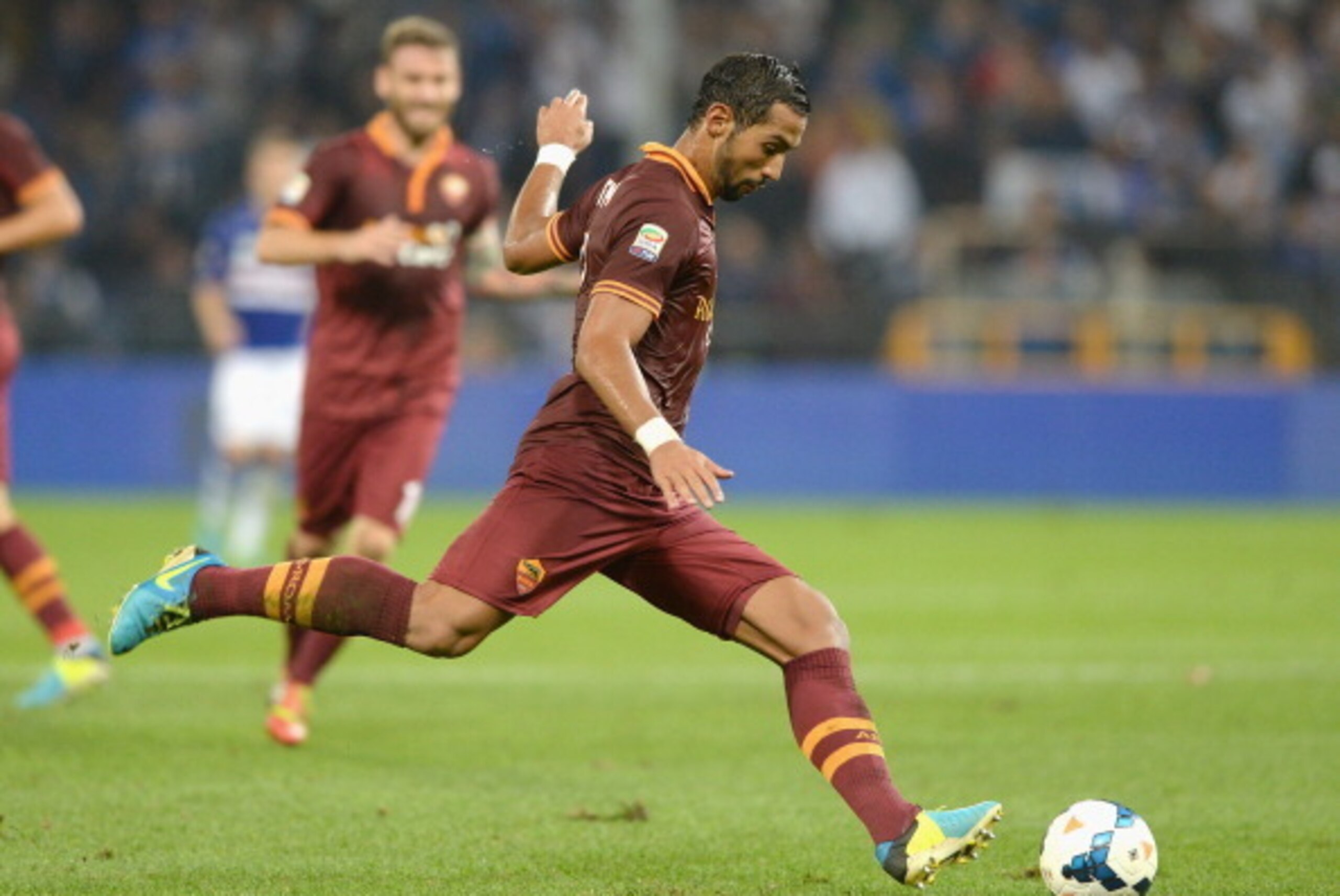 GENOA, ITALY - SEPTEMBER 25:  Mehdi Amine Benatia of AS Roma in action during the Serie A match between UC Sampdoria and AS Roma at Stadio Luigi Ferraris on September 25, 2013 in Genoa, Italy.  (Photo by Claudio Villa/Getty Images)