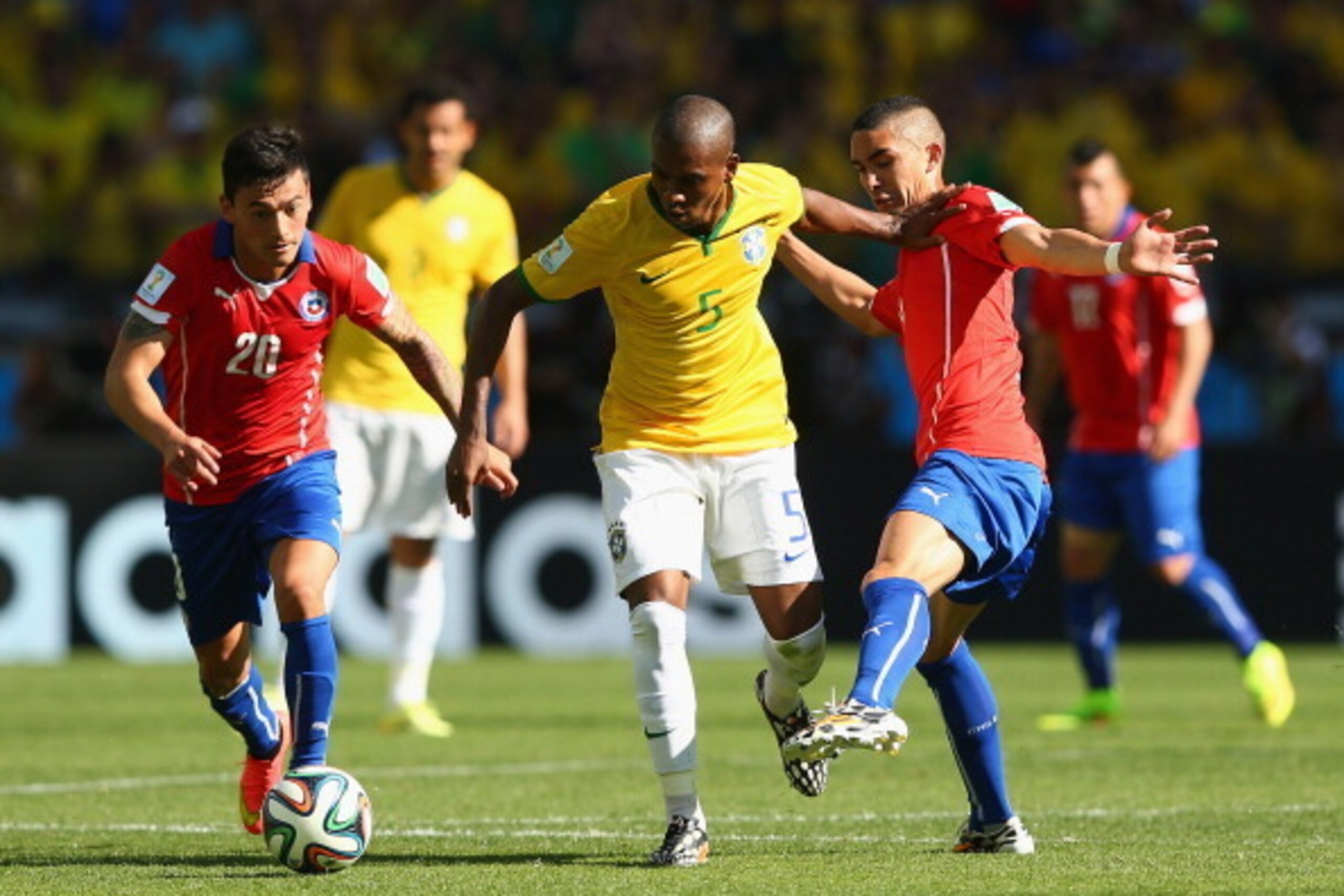 BELO HORIZONTE, BRAZIL - JUNE 28:  Charles Aranguiz of Chile controls the ball as Fernandinho of Brazil fights of Felipe Gutierrez during the 2014 FIFA World Cup Brazil round of 16 match between Brazil and Chile at Estadio Mineirao on June 28, 2014 in Bel