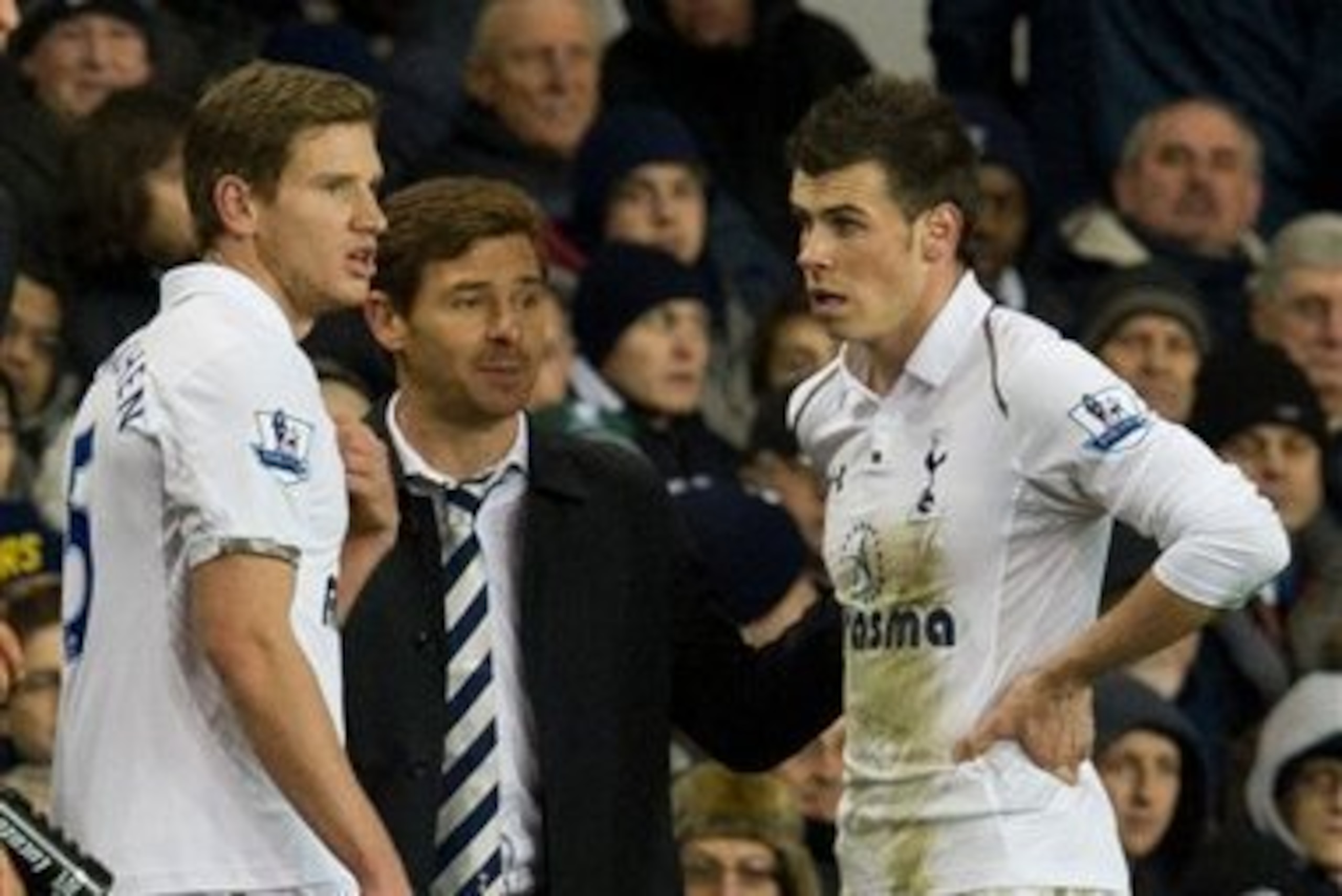 Vertonghen talks with Andre Villas-Boas and Gareth Bale during Tottenham's 2-1 win over Liverpool in November 2012. A game during the Belgian's spell at left-back.