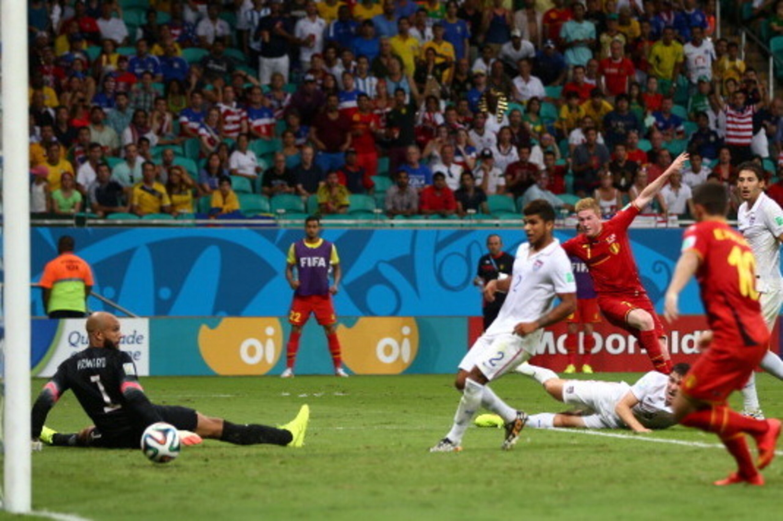 SALVADOR, BRAZIL - JULY 01:  Kevin De Bruyne of Belgium shoots and scores his team's first goal past Tim Howard of the United States in extra time during the 2014 FIFA World Cup Brazil Round of 16 match between Belgium and the United States at Arena Fonte