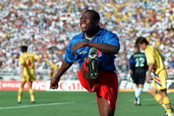 18 JUN 1994:  FAUSTINO HERNAN ASPRILLA OF COLOMBIA IN ACTION DURING THE COLOMBIA V ROMANIA MATCH. ROMANIA DEFEATED COLOMBIA AT THE ROSE BOWL 3-1, IN LOS ANGELES, CALIFORNIA. Mandatory Credit: Stephen Dunn/ALLSPORT