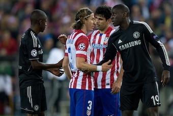 MADRID, SPAIN - APRIL 22: Nascimento Ramires (L) of Chelsea FC shake hands with Diego Costa (2ndR) of Atletico de Madrid behind his teammates Filipe Luis (2ndL) and Demba Ba (R) during the UEFA Champions League Semi Final first leg match between Club Atle