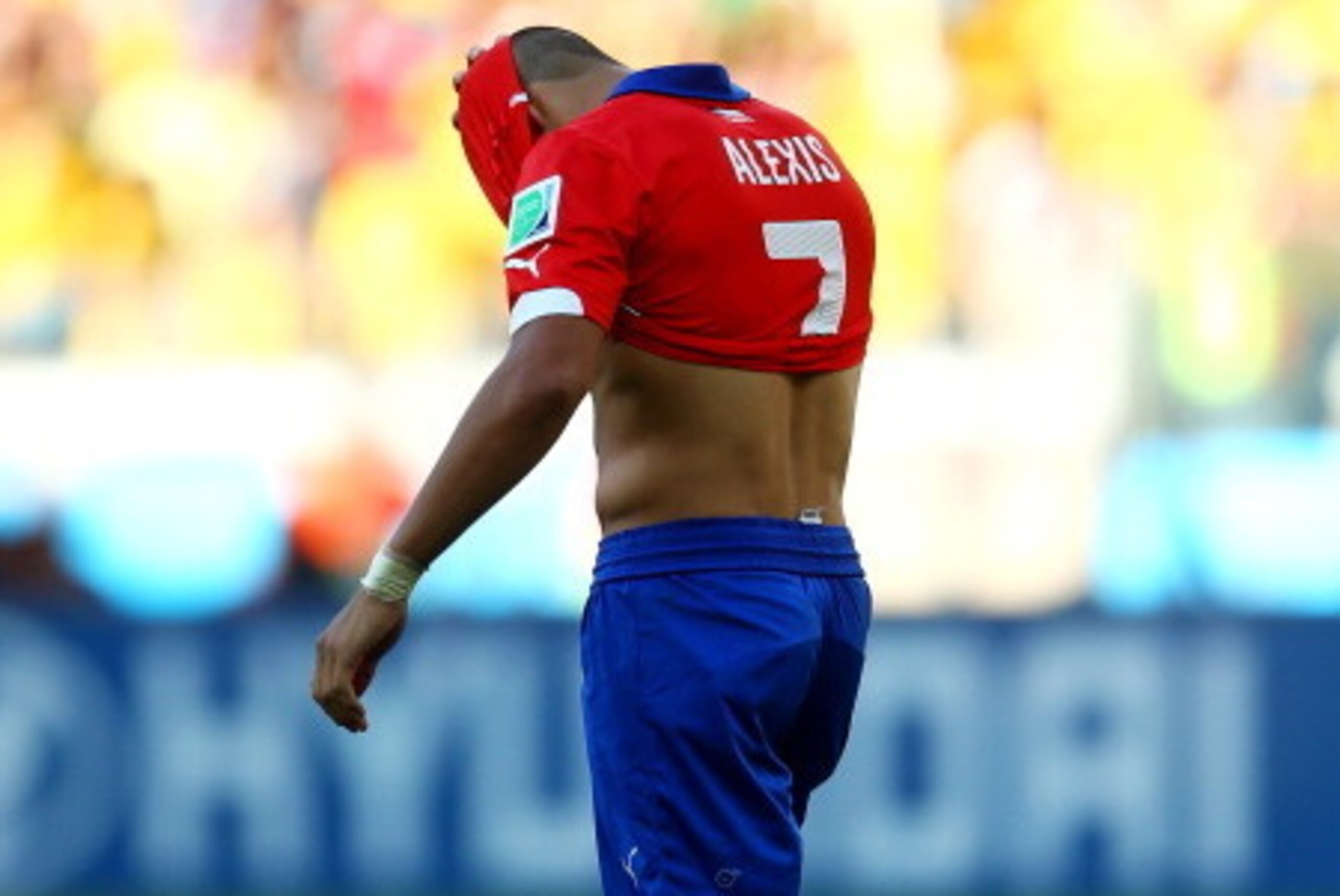 BELO HORIZONTE, BRAZIL - JUNE 28: Alexis Sanchez of Chile reacts after being defeated by Brazil in a penalty shootout during the 2014 FIFA World Cup Brazil round of 16 match between Brazil and Chile at Estadio Mineirao on June 28, 2014 in Belo Horizonte, BELO HORIZONTE, BRAZIL - JUNE 28: Alexis Sanchez of Chile reacts after being defeated by Brazil in a penalty shootout during the 2014 FIFA World Cup Brazil round of 16 match between Brazil and Chile at Estadio Mineirao on June 28, 2014 in Belo Horizonte,