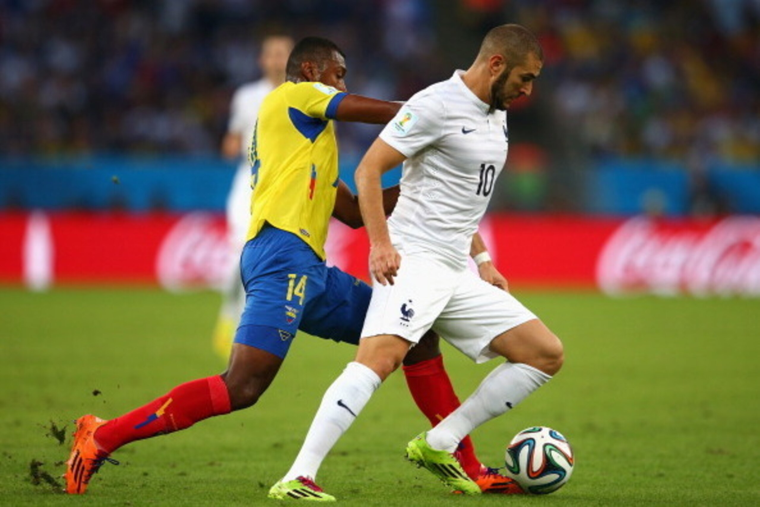 RIO DE JANEIRO, BRAZIL - JUNE 25:  Oswaldo Minda of Ecuador challenges Karim Benzema of France during the 2014 FIFA World Cup Brazil Group E match between Ecuador and France at Maracana on June 25, 2014 in Rio de Janeiro, Brazil.  (Photo by Julian Finney/