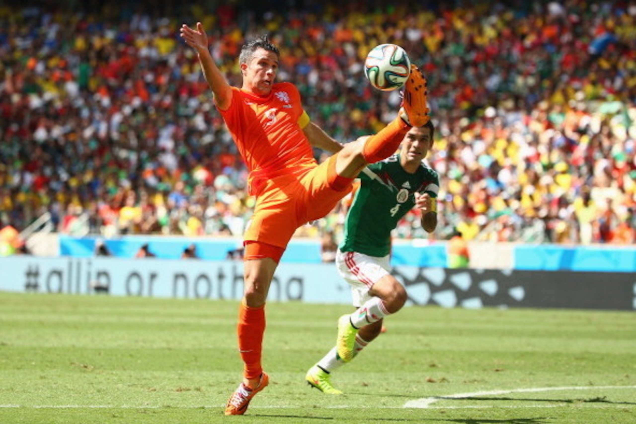 FORTALEZA, BRAZIL - JUNE 29: Robin van Persie of the Netherlands reaches for the ball during the 2014 FIFA World Cup Brazil Round of 16 match between Netherlands and Mexico at Castelao on June 29, 2014 in Fortaleza, Brazil. (Photo by Robert Cianflone/Get FORTALEZA, BRAZIL - JUNE 29: Robin van Persie of the Netherlands reaches for the ball during the 2014 FIFA World Cup Brazil Round of 16 match between Netherlands and Mexico at Castelao on June 29, 2014 in Fortaleza, Brazil. (Photo by Robert Cianflone/Get