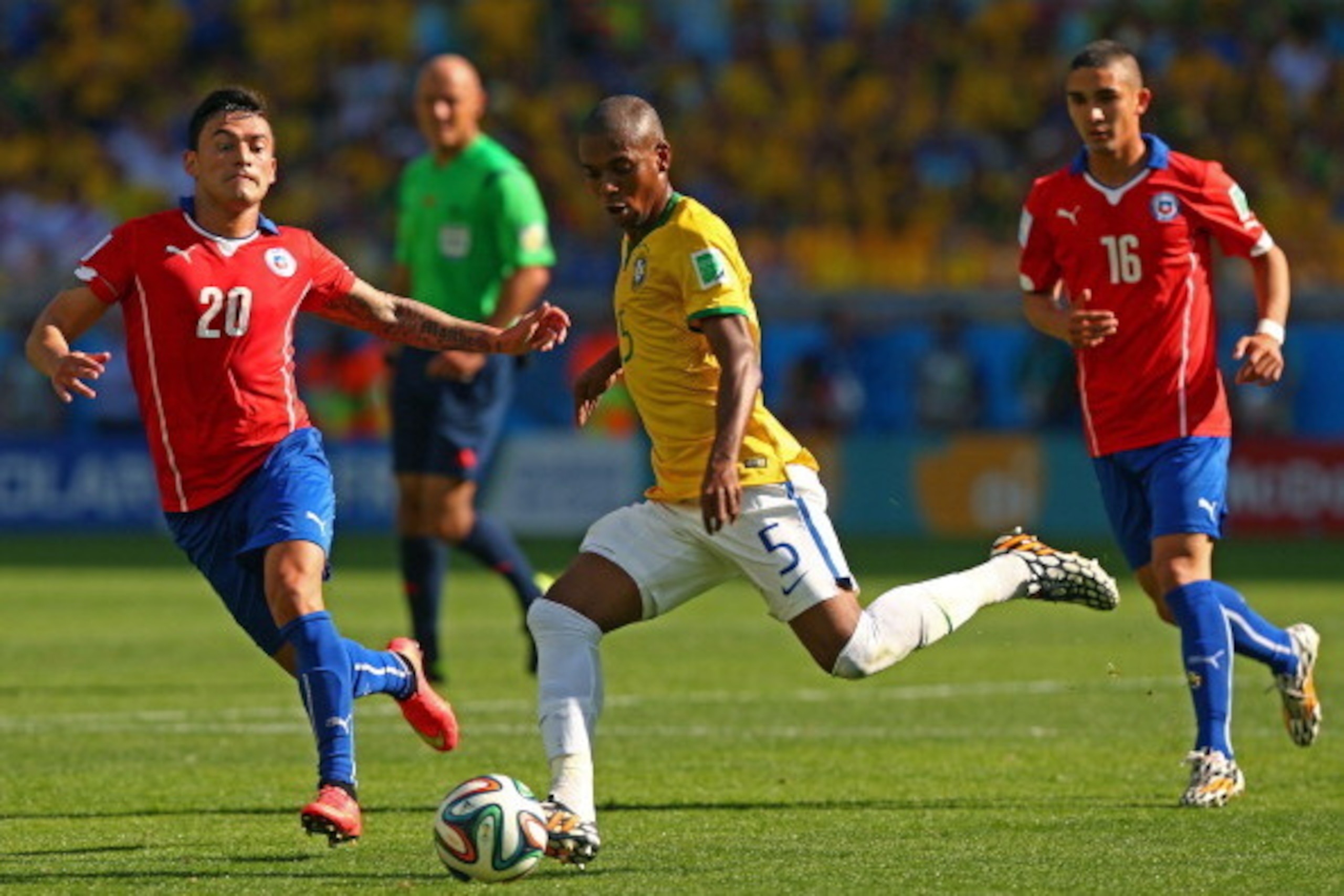 BELO HORIZONTE, BRAZIL - JUNE 28: Fernandinho of Brazil controls the ball against Charles Aranguiz of Chile during the 2014 FIFA World Cup Brazil round of 16 match between Brazil and Chile at Estadio Mineirao on June 28, 2014 in Belo Horizonte, Brazil.  (