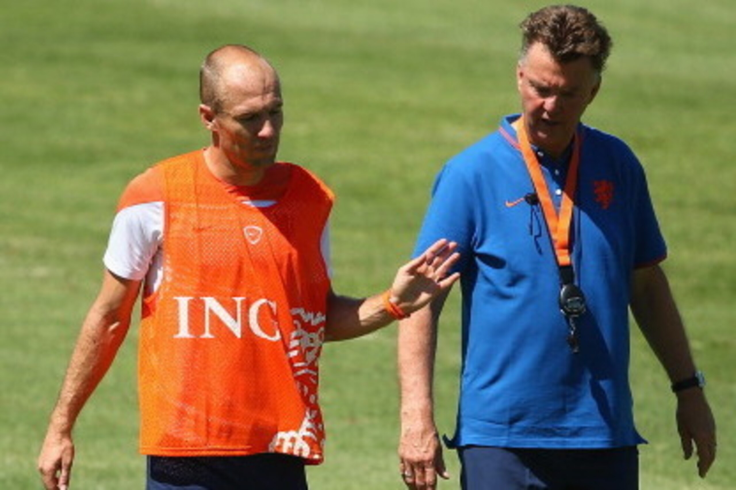 FORTALEZA, BRAZIL - JUNE 28:  Louis van Gaal, manager of Netherlands talks with Arjen Robben during the Netherlands training session at the 2014 FIFA World Cup Brazil held at Estadio Presidente Vargas on June 28, 2014 in Fortaleza, Brazil.  (Photo by Robe