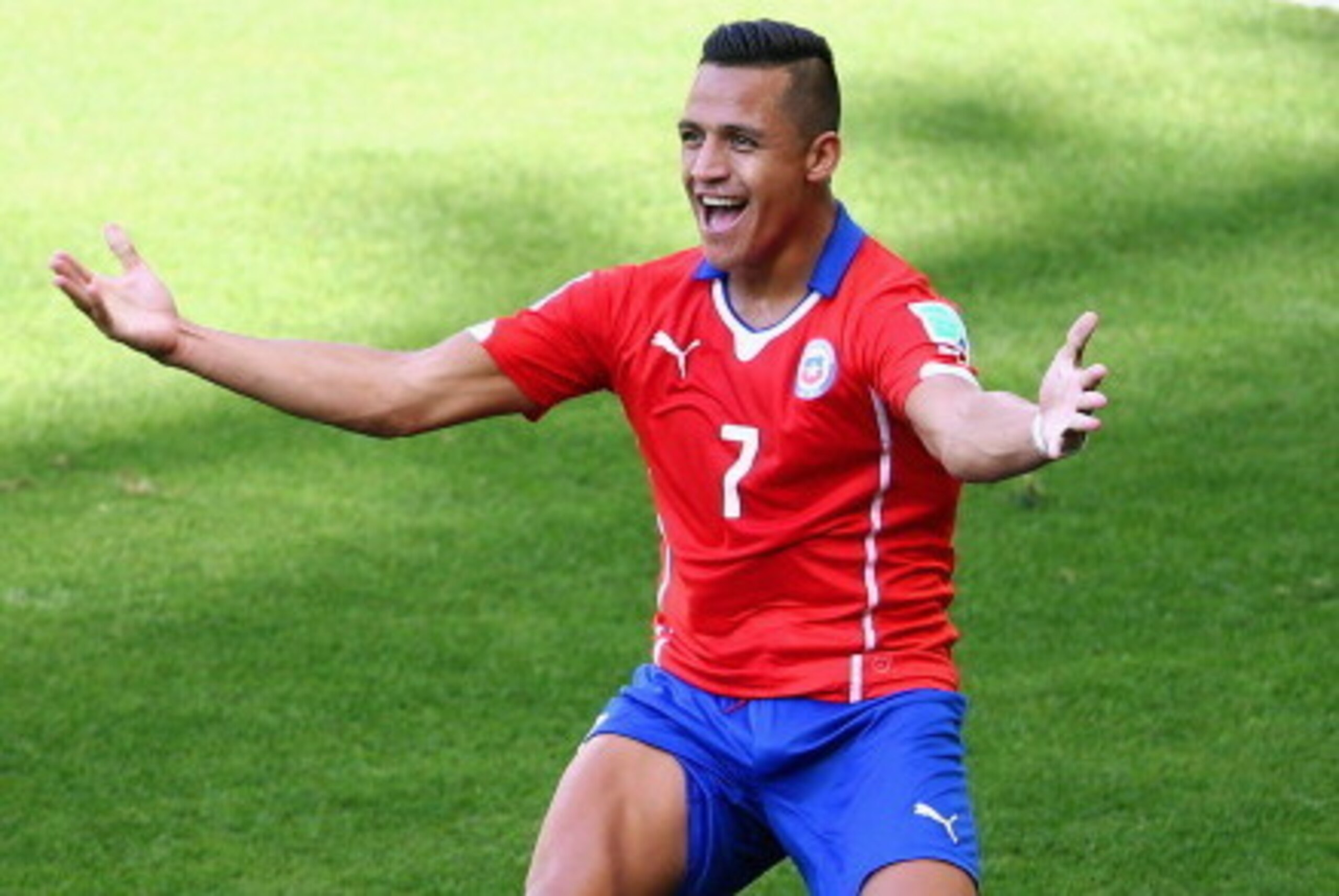 BELO HORIZONTE, BRAZIL - JUNE 28: Alexis Sanchez of Chile celebrates scoring his team's first goal during the 2014 FIFA World Cup Brazil round of 16 match between Brazil and Chile at Estadio Mineirao on June 28, 2014 in Belo Horizonte, Brazil.  (Photo by 