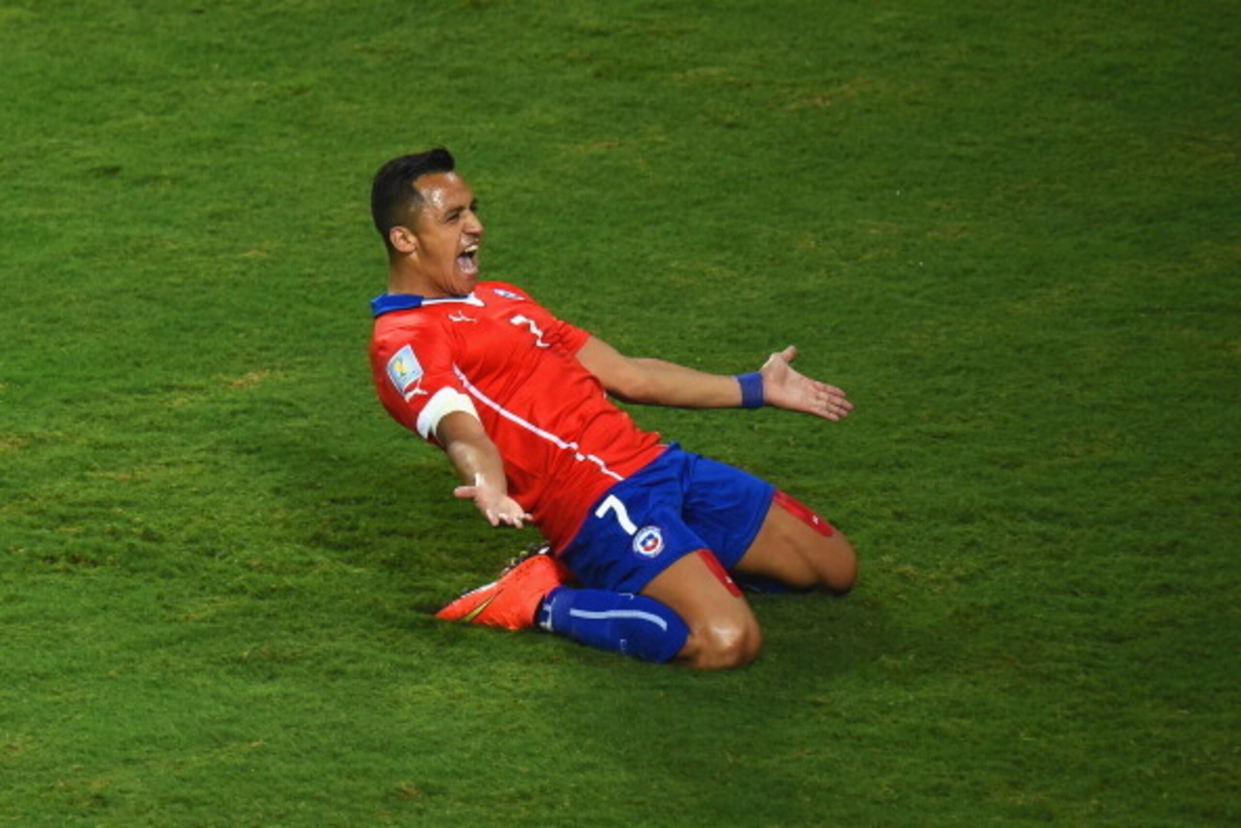 CUIABA, BRAZIL - JUNE 13:  Alexis Sanchez of Chile celebrates after scoring his team's first goal during the 2014 FIFA World Cup Brazil Group B match between Chile and Australia at Arena Pantanal on June 13, 2014 in Cuiaba, Brazil.  (Photo by Stu Forster/