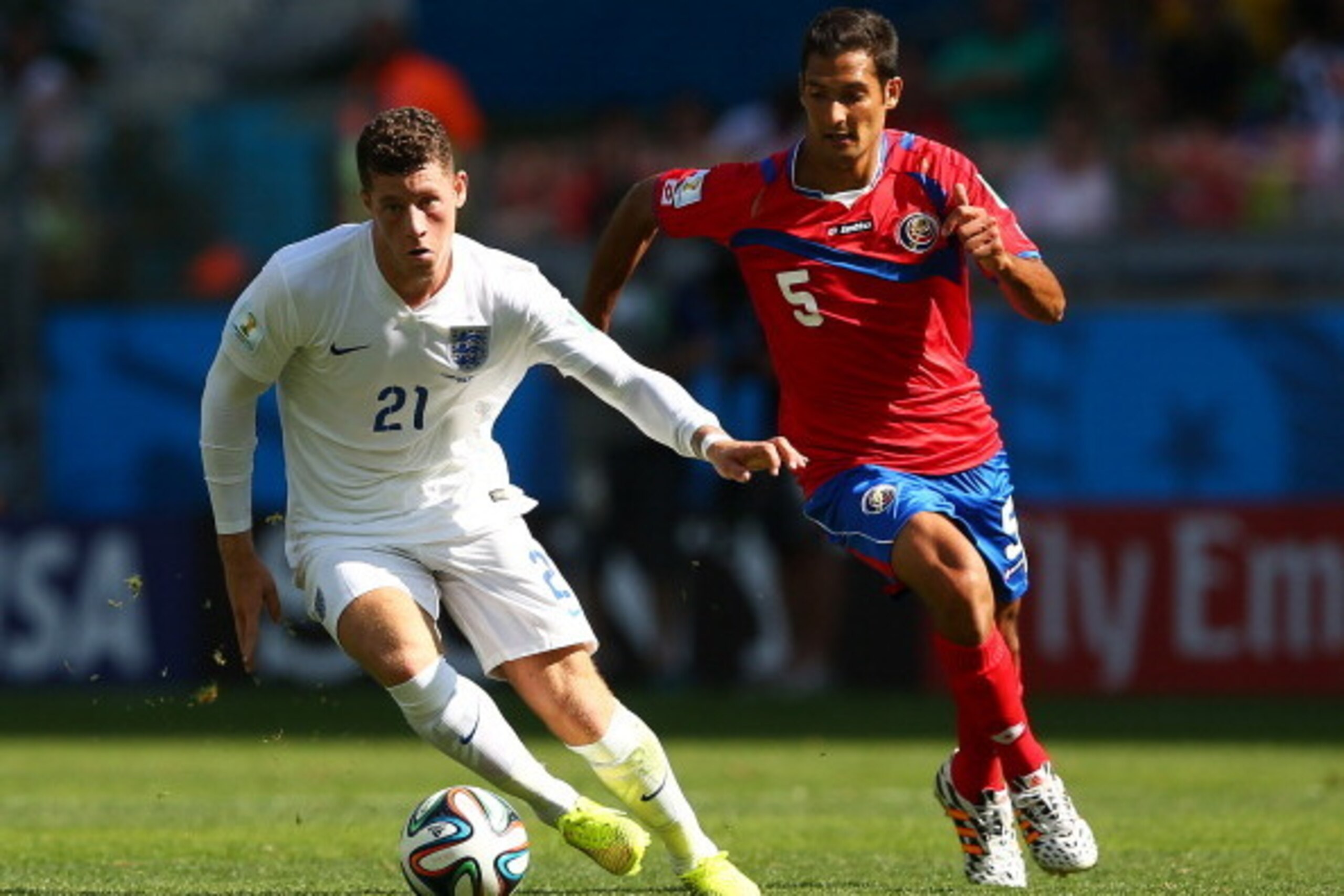 BELO HORIZONTE, BRAZIL - JUNE 24: Ross Barkley of England controls the ball against Celso Borges of Costa Rica during the 2014 FIFA World Cup Brazil Group D match between Costa Rica and England at Estadio Mineirao on June 24, 2014 in Belo Horizonte, Brazi