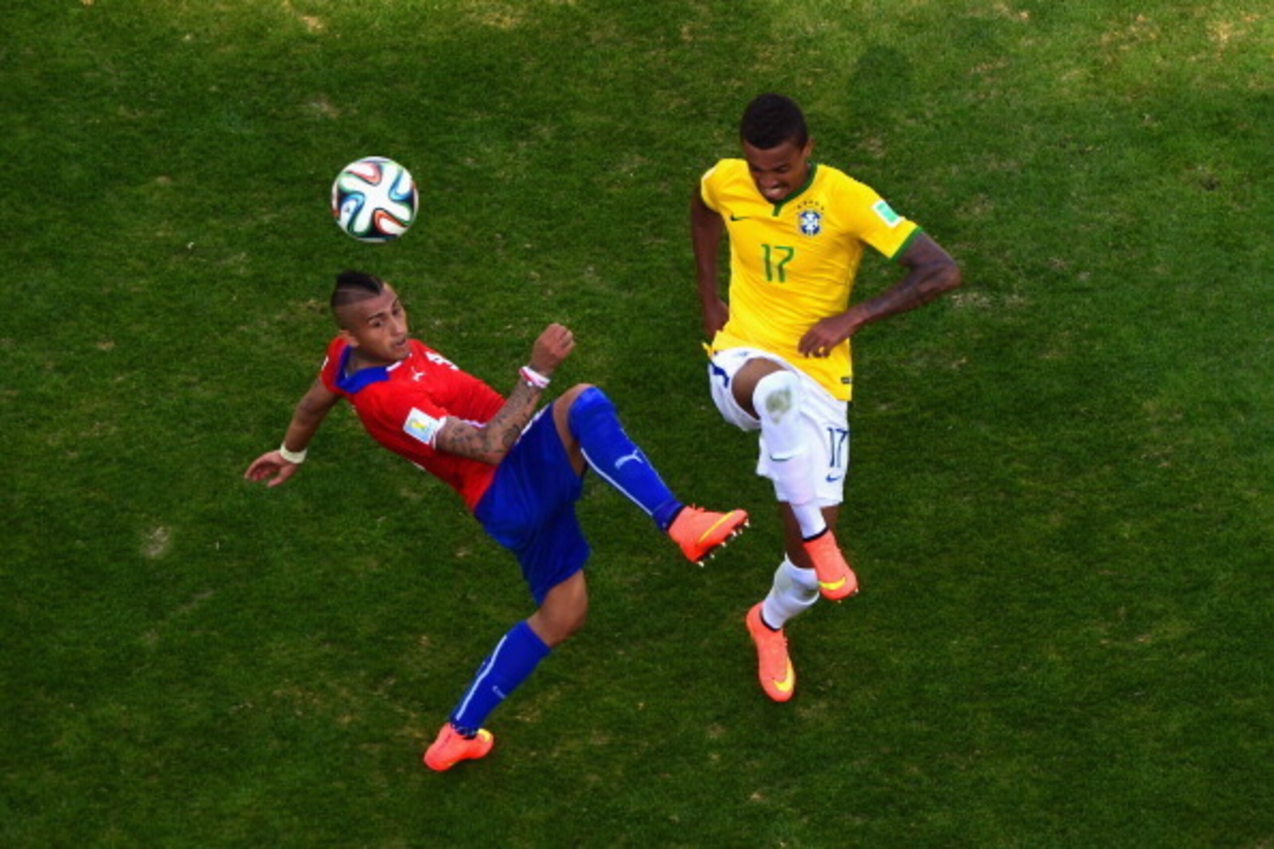 BELO HORIZONTE, BRAZIL - JUNE 28:  Arturo Vidal of Chile and Luiz Gustavo of Brazil compete for the ball during the 2014 FIFA World Cup Brazil round of 16 match between Brazil and Chile at Estadio Mineirao on June 28, 2014 in Belo Horizonte, Brazil.  (Pho