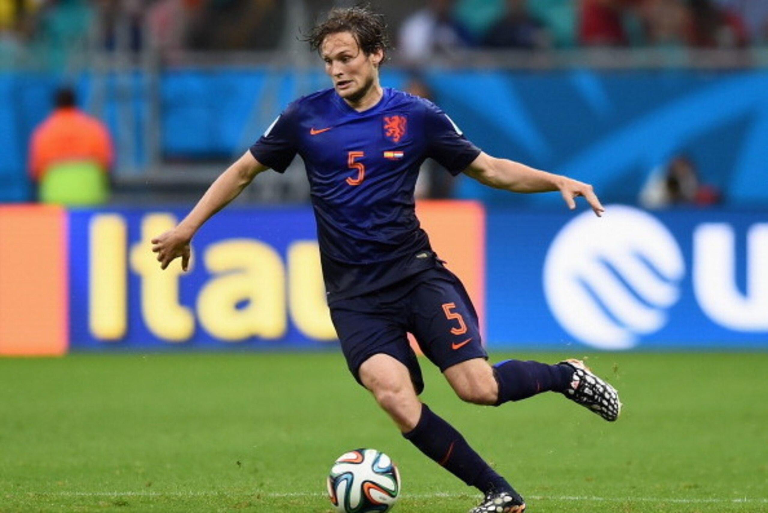 SALVADOR, BRAZIL - JUNE 13:  Daley Blind of the Netherlands controls the ball during the 2014 FIFA World Cup Brazil Group B match between Spain and Netherlands at Arena Fonte Nova on June 13, 2014 in Salvador, Brazil.  (Photo by David Ramos/Getty Images)