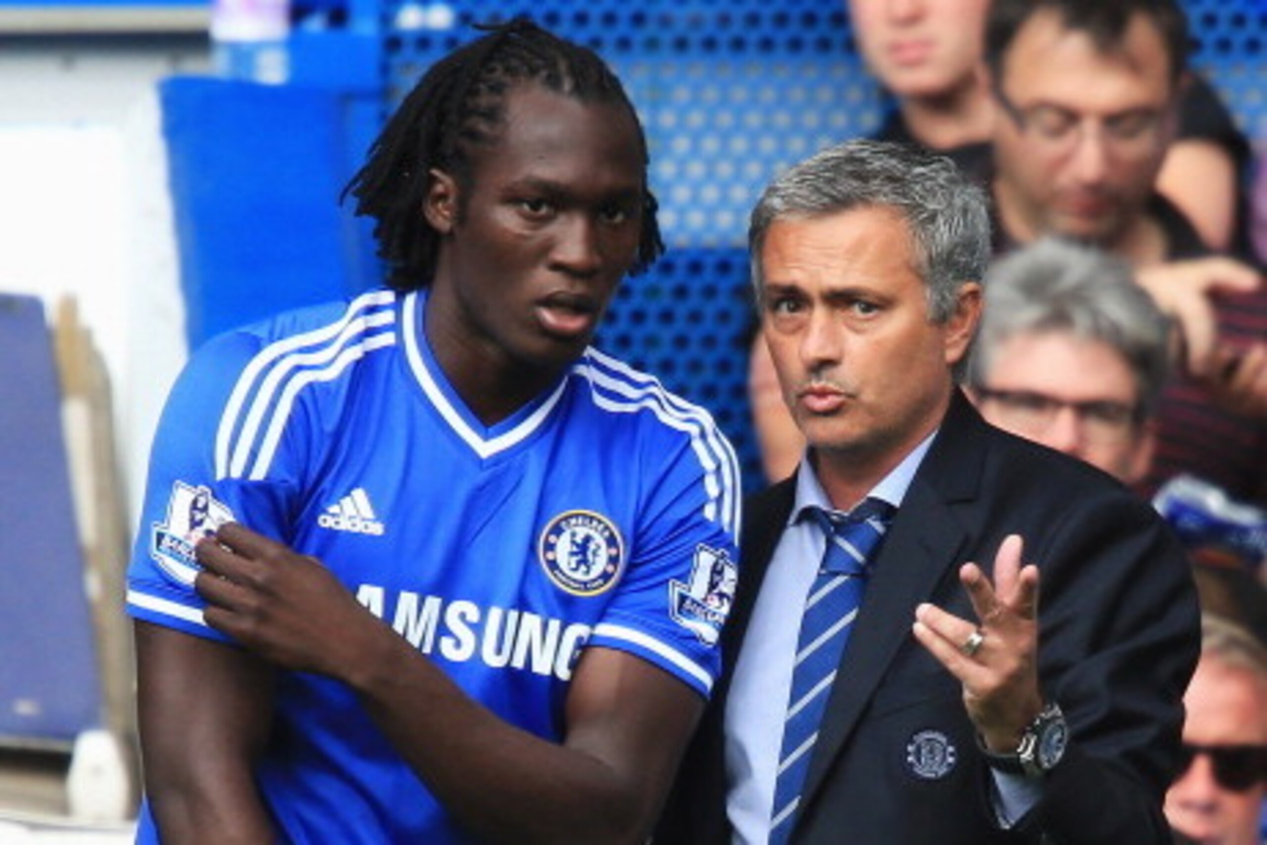 LONDON, ENGLAND - AUGUST 18:  Chelsea manager Jose Mourinho talks to substitute Romelu Lukaku of Chelsea during the Barclays Premier League match between Chelsea and Hull City at Stamford Bridge on August 18, 2013 in London, England.  (Photo by Richard He