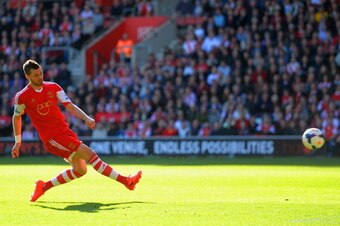 SOUTHAMPTON, ENGLAND - MARCH 15:  Morgan Schneiderlin of Southampton scores the opening goal during the Barclays Premier League match between Southampton and Norwich City at St Mary's Stadium on March 15, 2014 in Southampton, England.  (Photo by Christoph