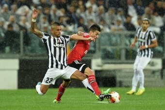 TURIN, ITALY - MAY 01:  Arturo Vidal (L) of Juventus  tackles Andre Gomes
of SL Benfica during the UEFA Europa League semi final match between Juventus and SL Benfica at Juventus Arena on May 1, 2014 in Turin, Italy.  (Photo by Valerio Pennicino/Getty Ima