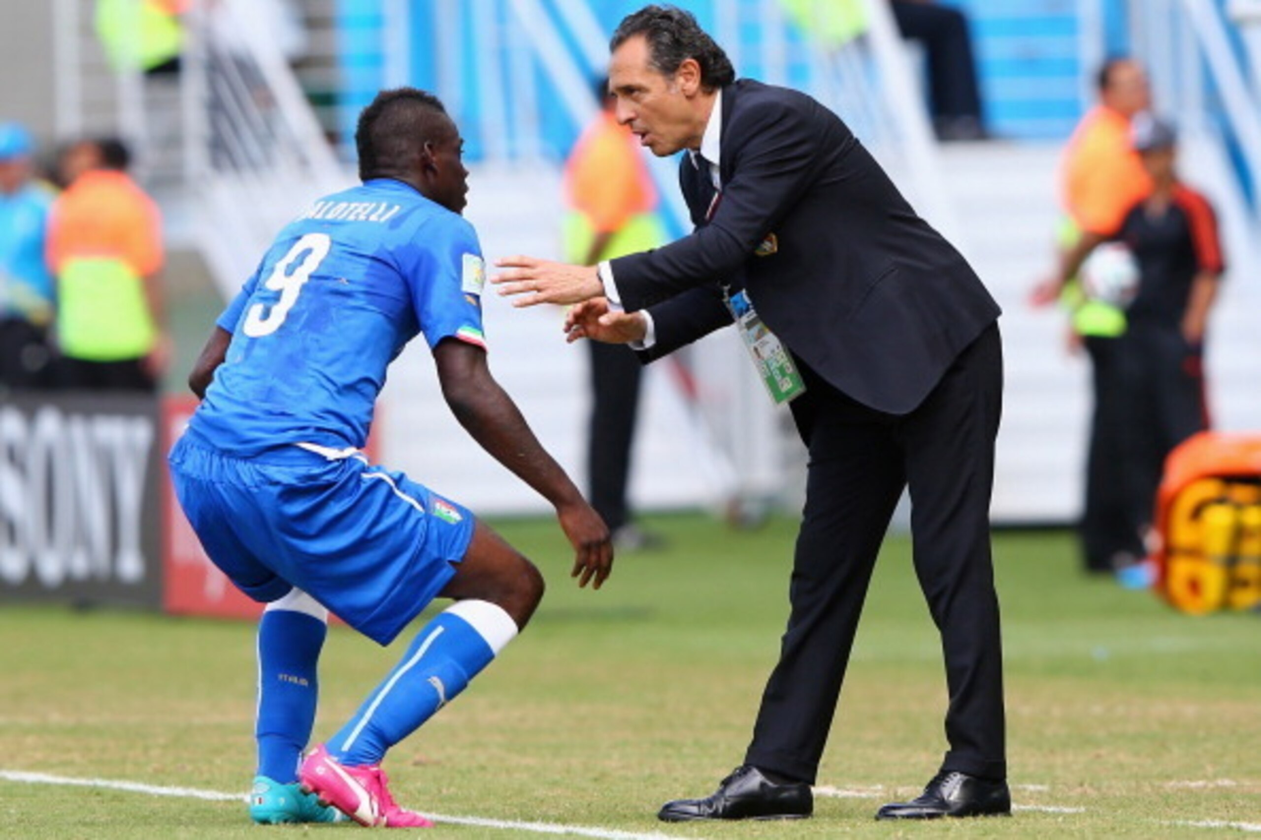 NATAL, BRAZIL - JUNE 24:  Head coach Cesare Prandelli of Italy speaks to Mario Balotelli during the 2014 FIFA World Cup Brazil Group D match between Italy and Uruguay at Estadio das Dunas on June 24, 2014 in Natal, Brazil.  (Photo by Jamie Squire/Getty Im