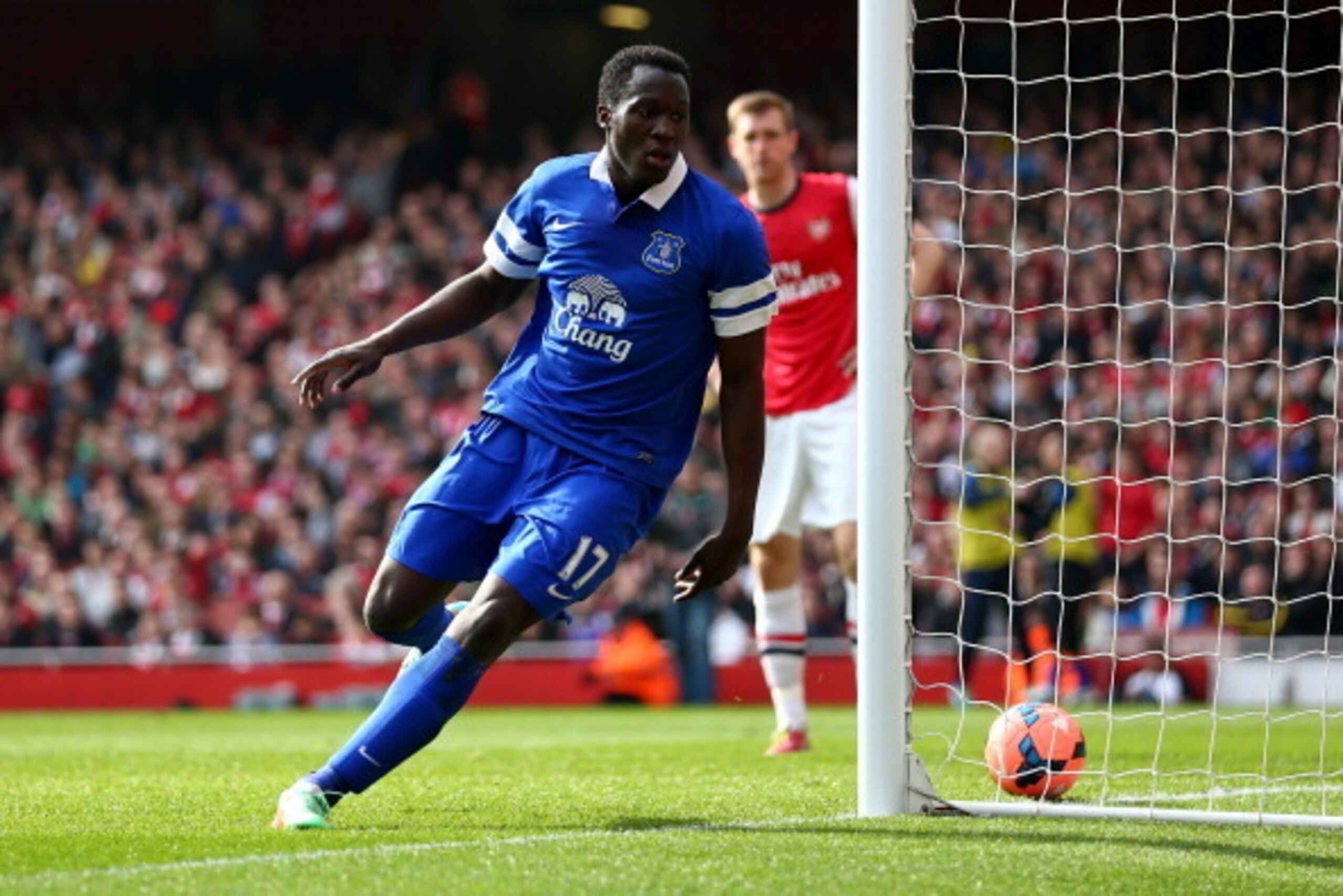 LONDON, ENGLAND - MARCH 08:  Romelu Lukaku of Everton celebrates after scoring a goal to level the scores at 1-1 during the FA Cup Quarter-Final match between Arsenal and Everton at Emirates Stadium on March 8, 2014 in London, England.  (Photo by Paul Gil