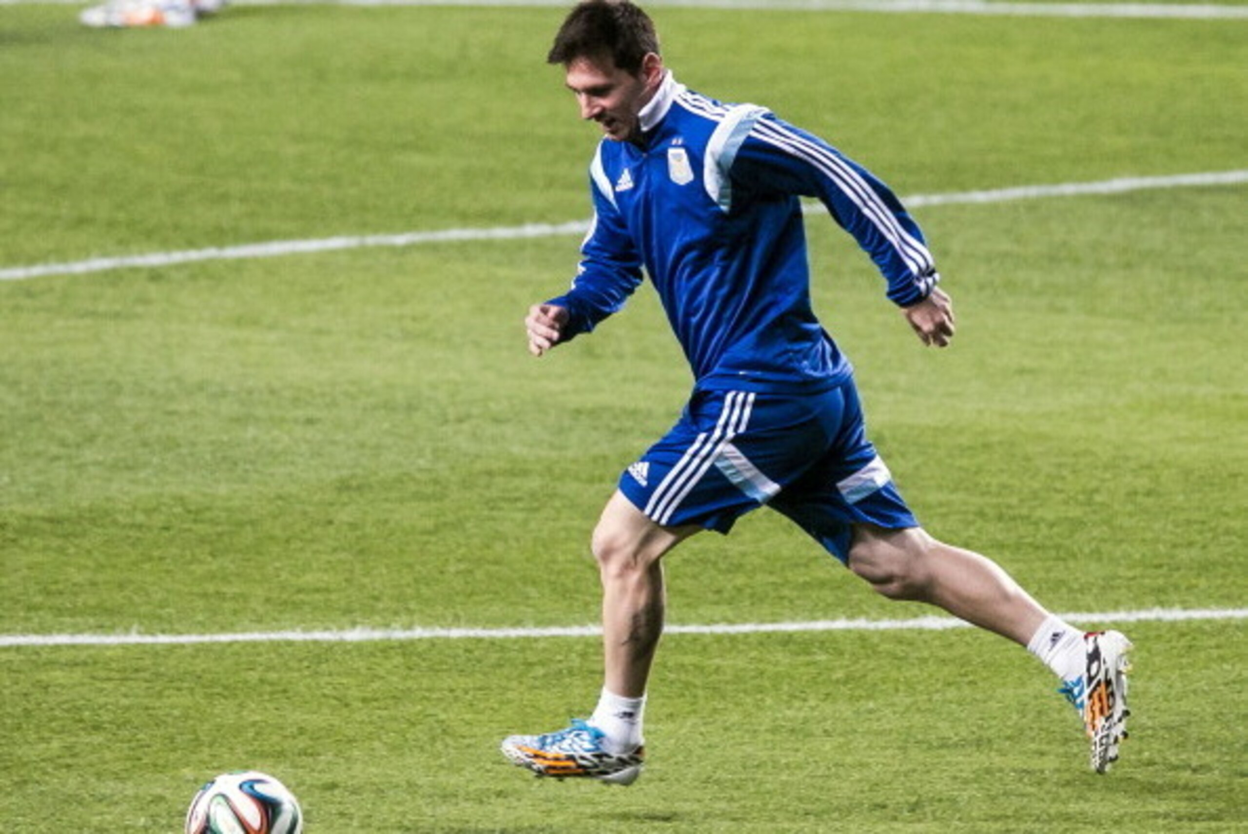 VESPASIANO, BRAZIL - JULY 06: Lionel Messi of Argentina controls the ball during a training session at Cidade do Galo on July 6, 2014 in Vespasiano, Brazil. (Photo by Netun Lima/Getty Images) VESPASIANO, BRAZIL - JULY 06: Lionel Messi of Argentina controls the ball during a training session at Cidade do Galo on July 6, 2014 in Vespasiano, Brazil. (Photo by Netun Lima/Getty Images)