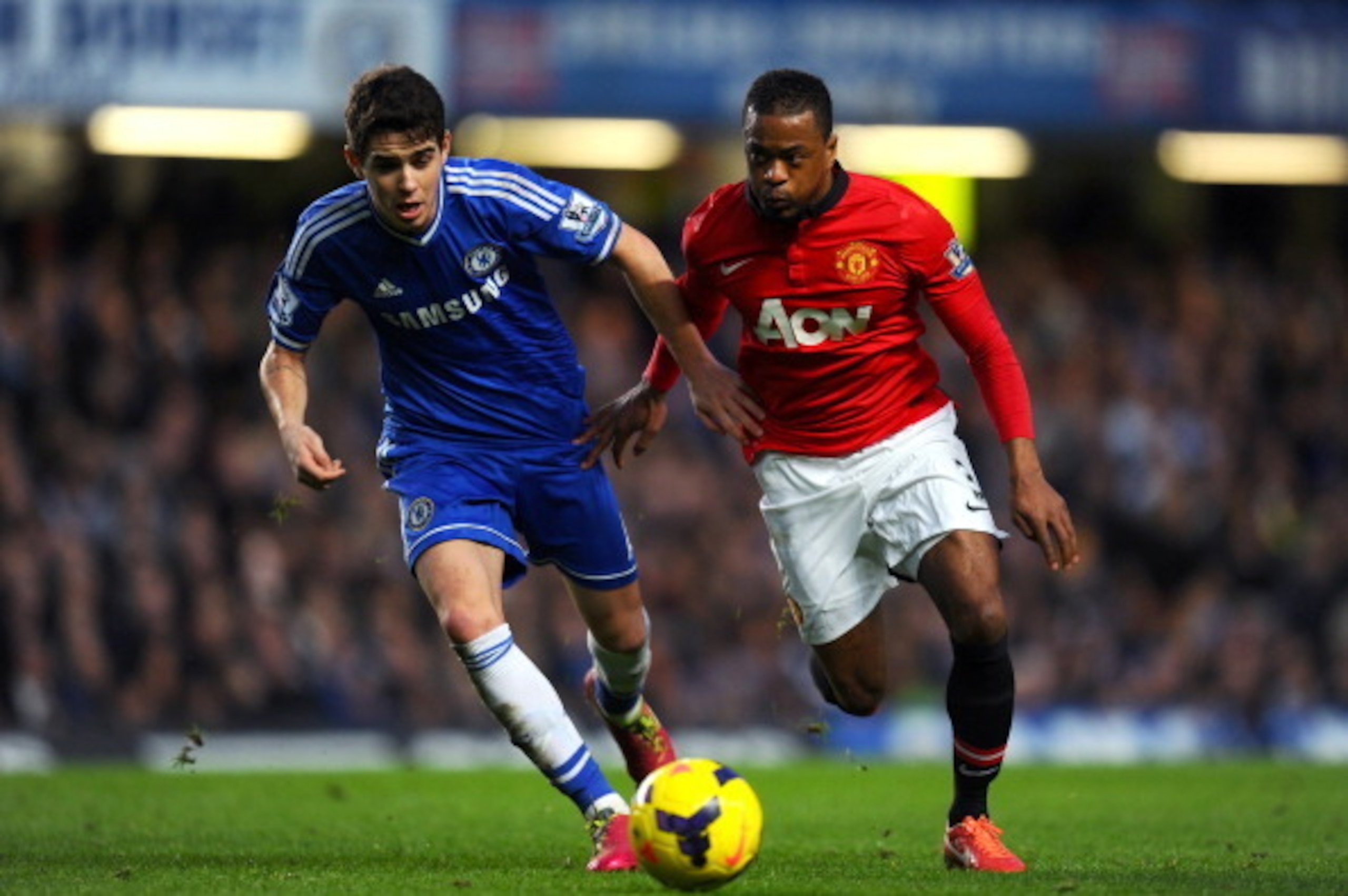 LONDON, ENGLAND - JANUARY 19:  Patrice Evra of Manchester United is challenged by Oscar of Chelsea during the Barclays Premier League match between Chelsea and Manchester United at Stamford Bridge on January 19, 2014 in London, England.  (Photo by Mike He