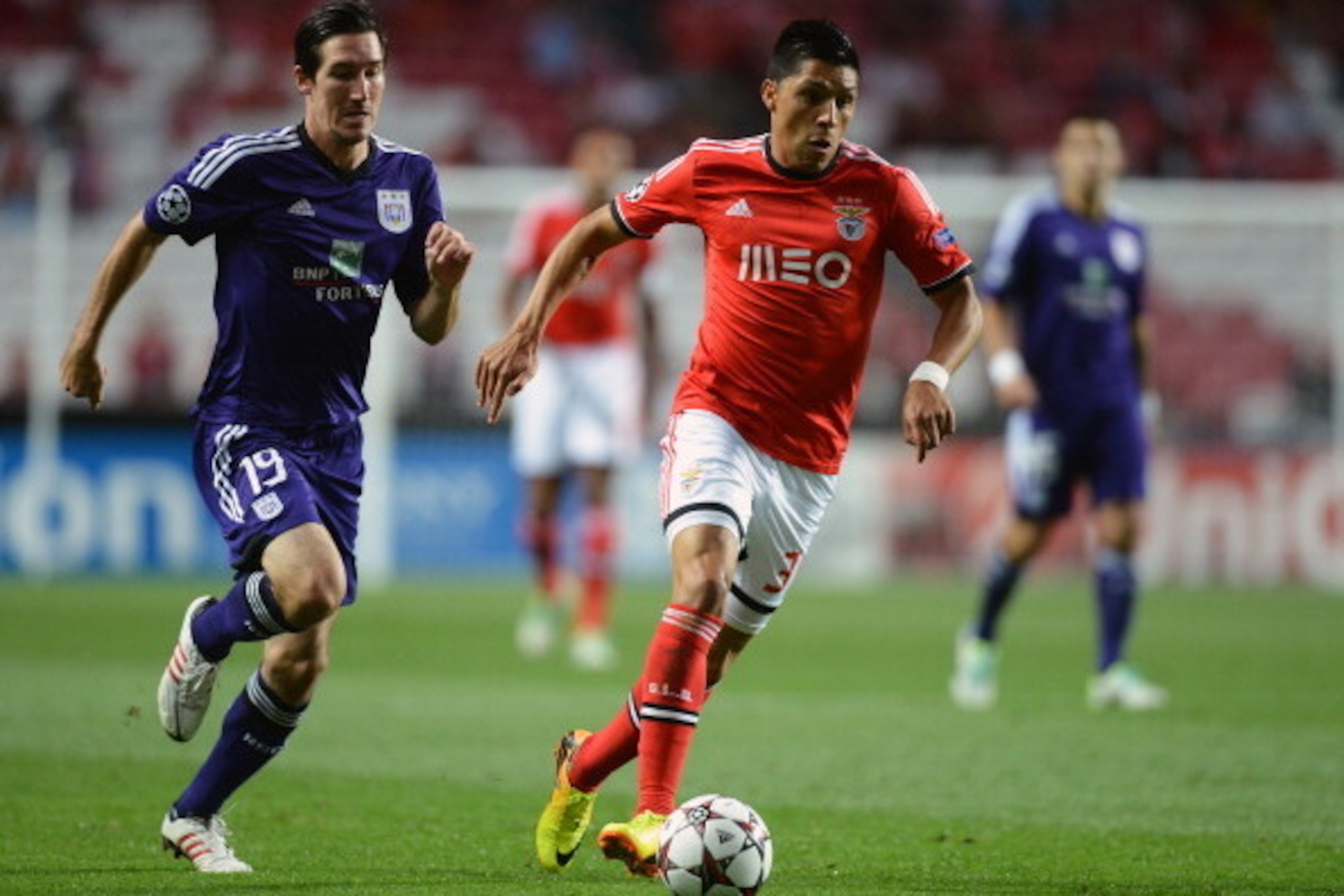 LISBON, PORTUGAL - SEPTEMBER 17:  Enzo Perez (R) of SL Benfica takes the ball past Sacha Kljestan of RSC Anderlecht during the UEFA Champions League group stage match between SL Benfica and RSC Anderlecht held on September 17, 2013 at the Estadio do Sport