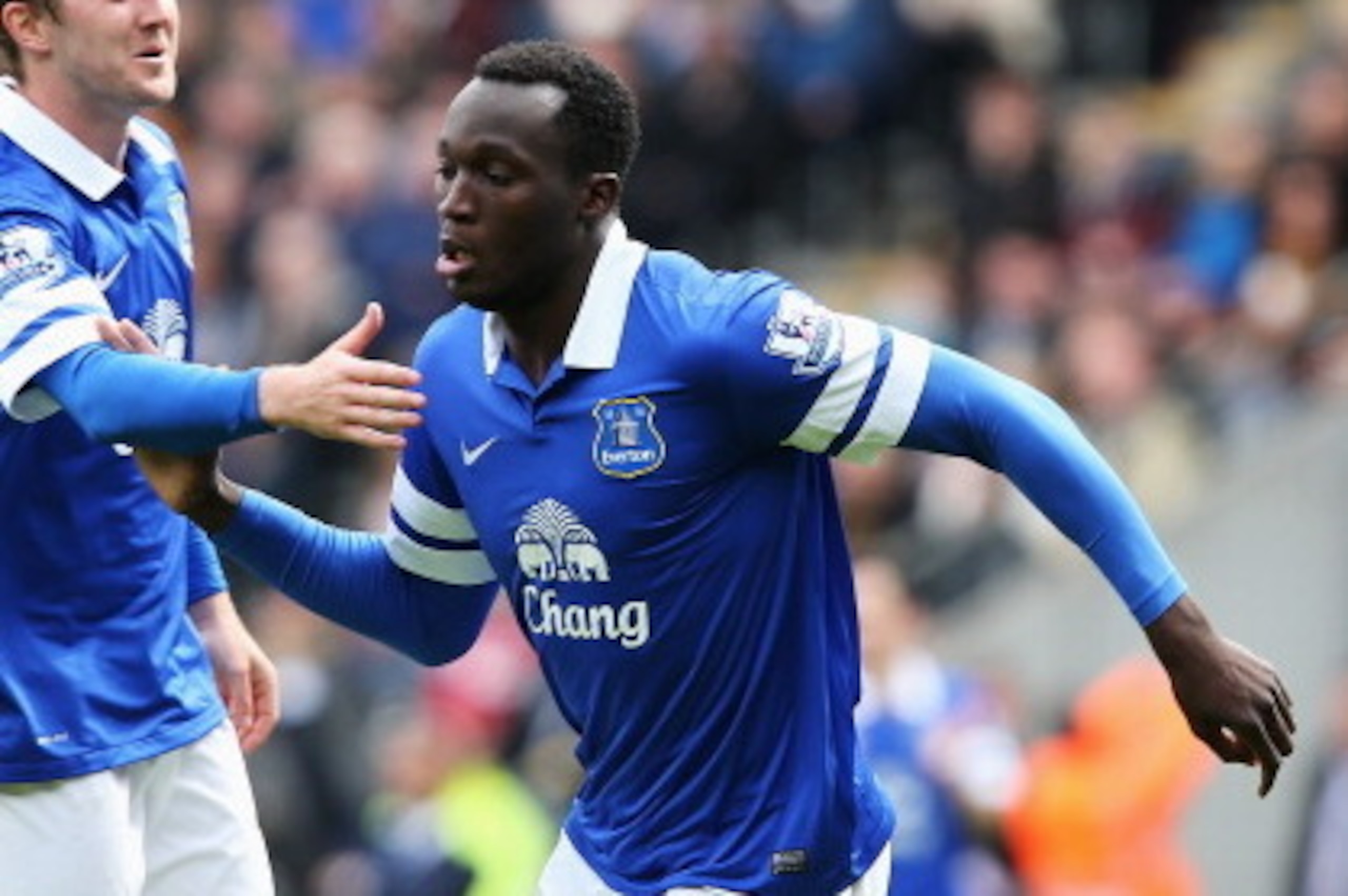 HULL, ENGLAND - MAY 11:  Romelu Lukaku (R) of Everton celebrates his goal with Aidan McGeady of Everton during the Barclays Premier League match between Hull City and Everton at KC Stadium on May 11, 2014 in Hull, England.  (Photo by Jan Kruger/Getty Imag