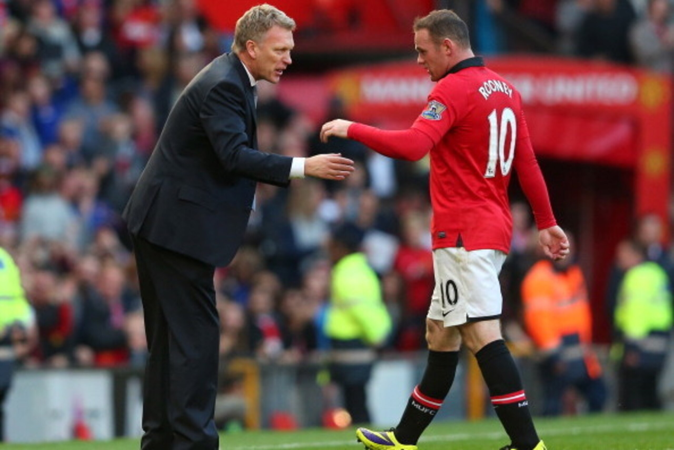 MANCHESTER, ENGLAND - OCTOBER 26:  David Moyes the manager of Manchester United talks with Wayne Rooney during the Barclays Premier League match between Manchester United and Stoke City at Old Trafford on October 26, 2013 in Manchester, England.  (Photo b
